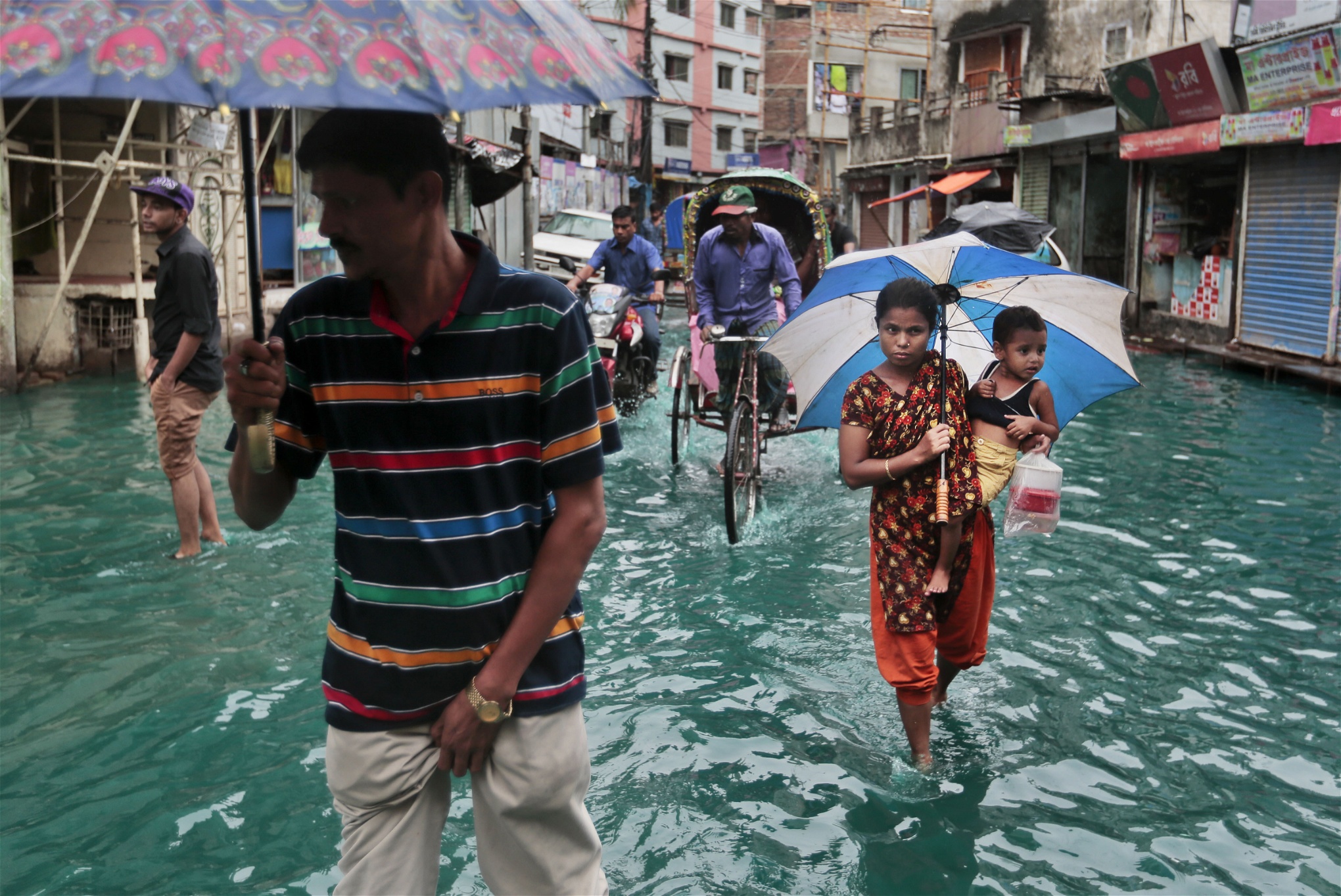 Efter ett kraftigt regnfall över Dhaka i maj i år, som kostade minst elva människor livet och tvingade bort hundratals från sina hem.