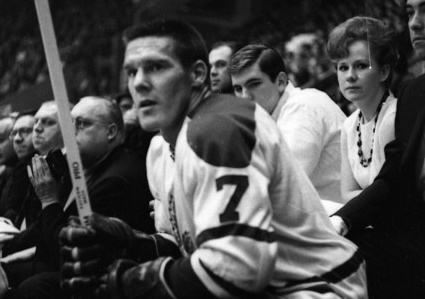 Efter att Toronto Maple Leafs-backen Tim Horton kommit tillbaka från sin skada var han inte i samma form längre, så Maple Leafs kapade stjärnans lön inför nästa säsong.