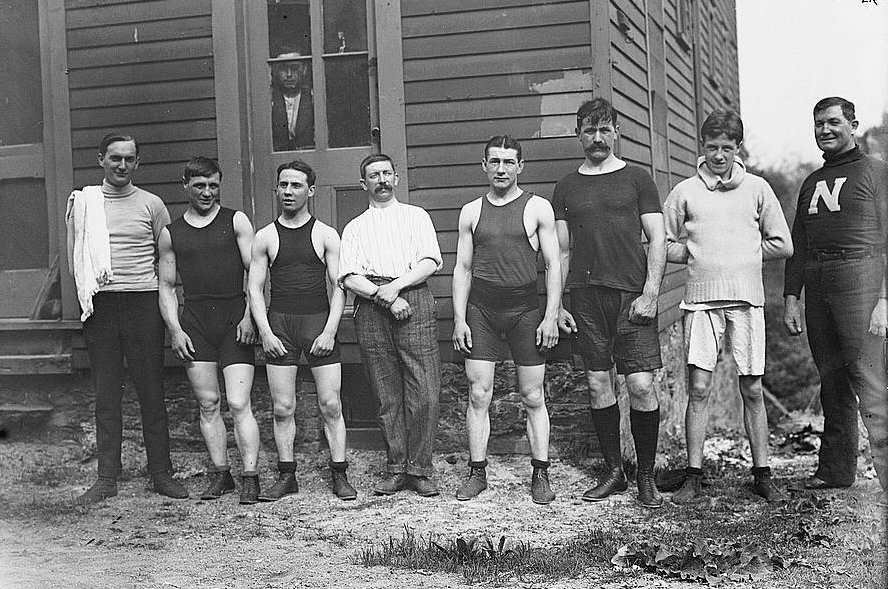 Amatöridrotten sågs länge som den fina – bara amatörer tilläts i de flesta nationella och internationella mästerskap. Brittiska amatörboxare på besök i USA 1911.