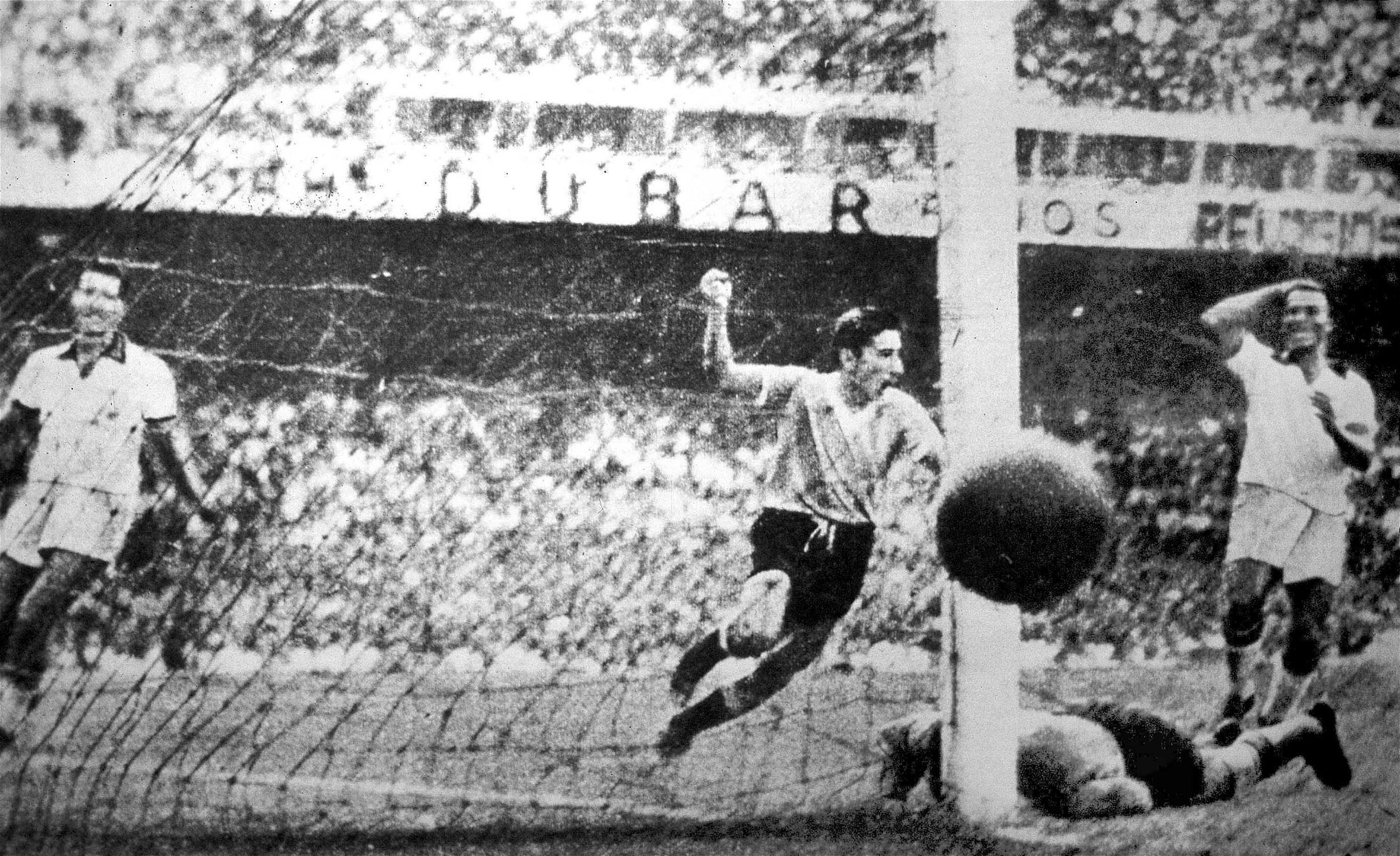 Storhetsvansinnet i Brasiliens byggpolitik kan spåras till fotbolls-VM 1950 då fotbollsarenan Maracanã i Rio de Janeiro byggdes, med plats för 180 000 åskådare. Här finalen mellan Uruguay och Brasilien den 16 juli 1950. Uruguay vann med 2-1. 