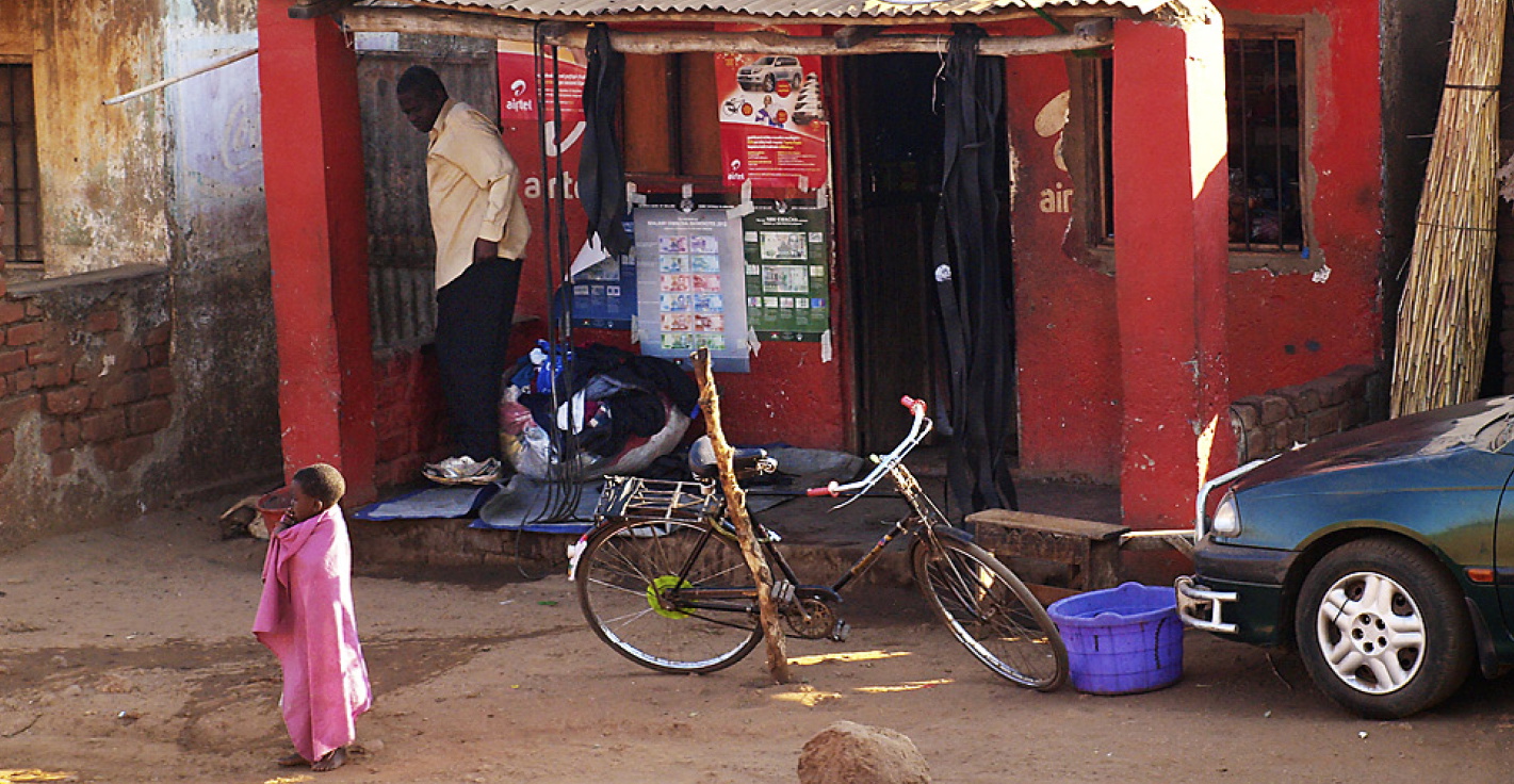 I en livsmedelsbutik i staden Dwangwa påminner priserna om de svenska. En liter matolja kostar 25 kronor.