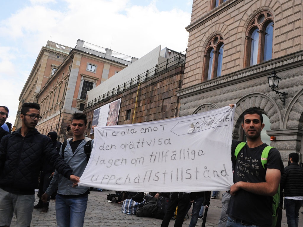 Frustrationen bland demonstranterna är påtaglig och många vill berätta om sin besvikelse. Flera säger att de känt till Sverige som ett land med stor respekt för mänskliga rättigheter och att det är därför de valt att komma hit. 