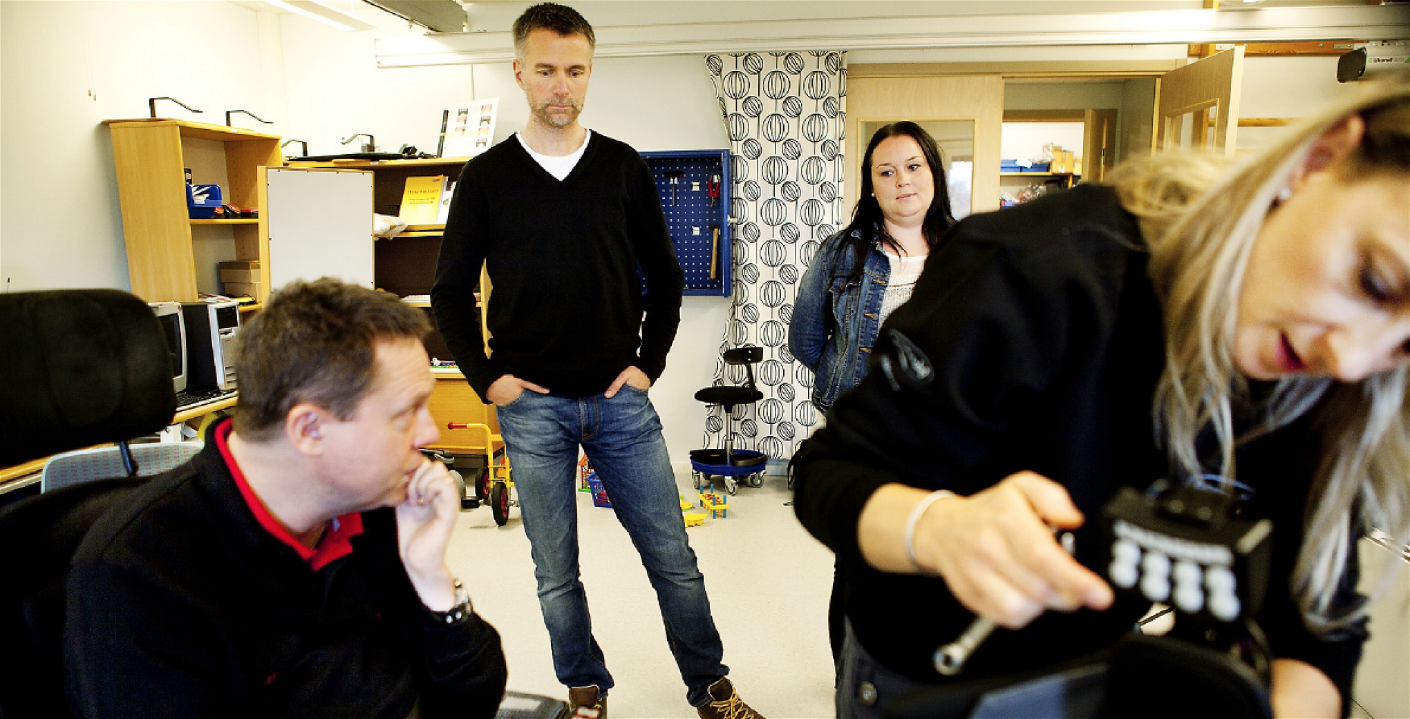 Jörgen Abrahamsen får hjälp med sin nya permobil på Hjälpmedel och habilitering i Ystad. Theres Törnqvist är med och tillsammans lär de sig hur den fungerar.