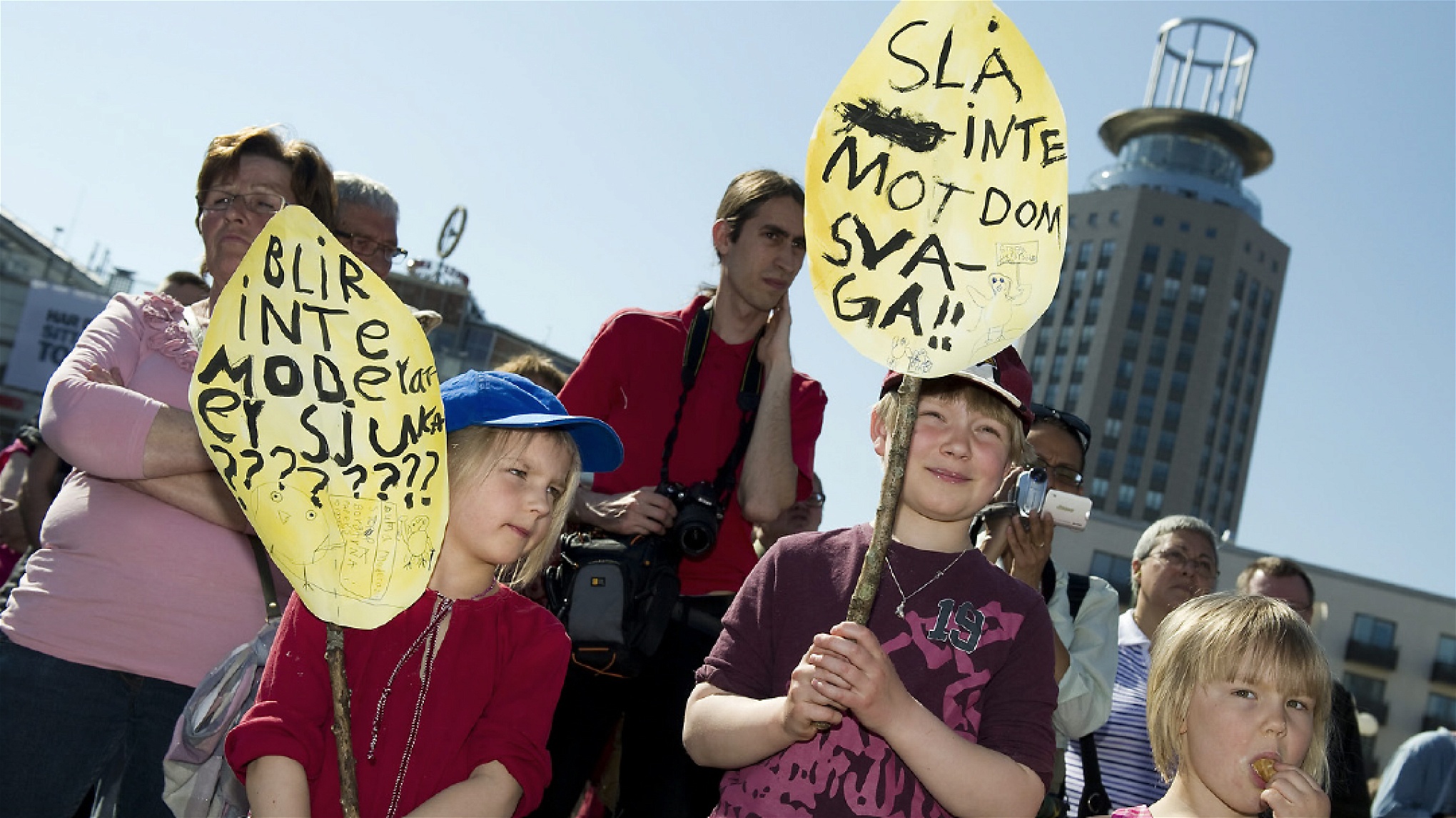 I april 2011 när Påskupproret startades trodde många att utförsäkringarna skulle komma att bli en helt avgörande fråga vid valet 2014. 42 000 utförsäkrade var
mer än vad Sveriges självbild tålde. I dag har över 86 000 utförsäkrats. På bilden syns några barn demonstrera på Medborgarplatsen i Stockholm.