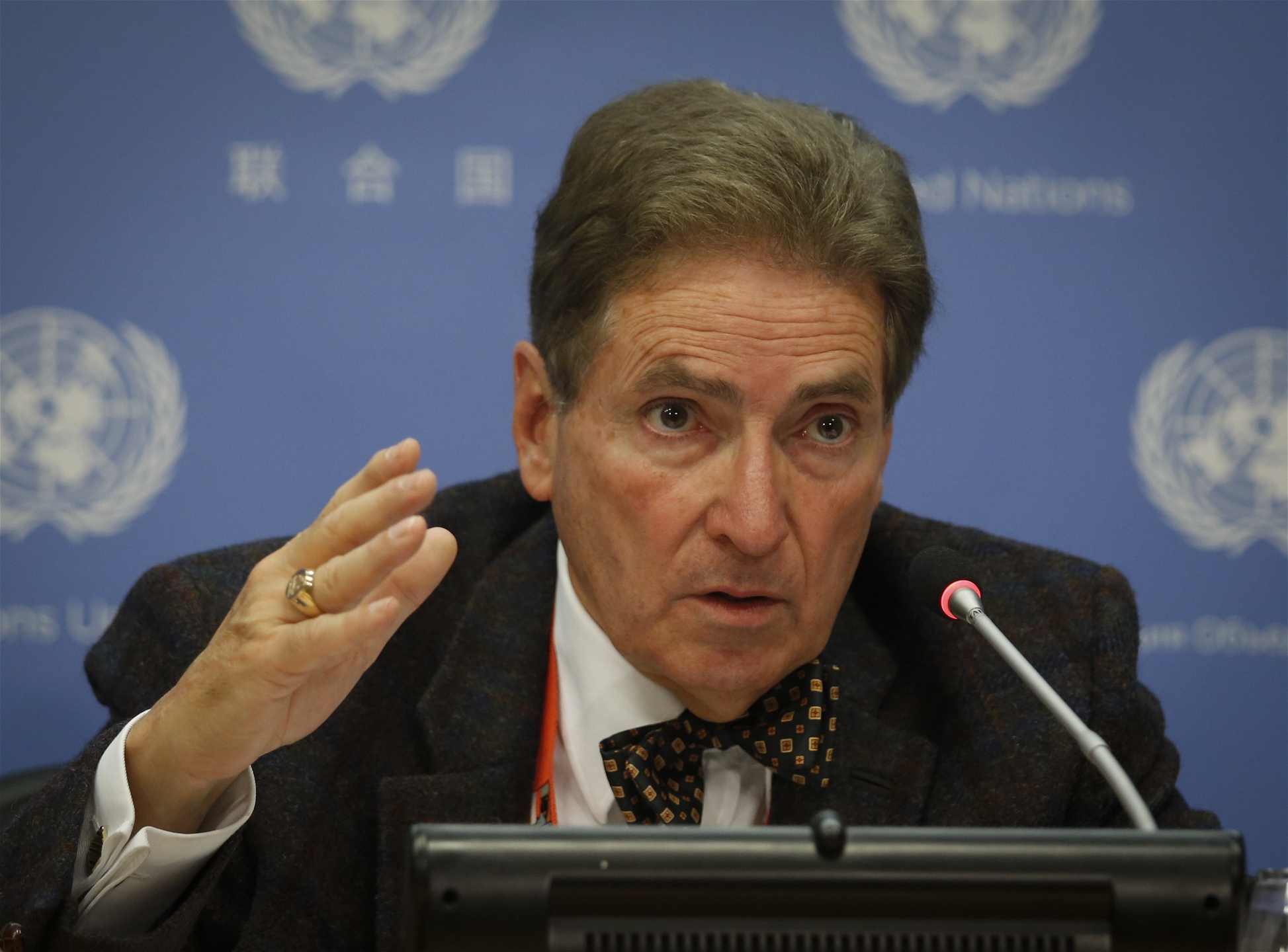 Alfred de Zayas, oberoende FN-expert, vid sitt anförande om hur skatteflykten ska stoppas i FN:s högkvarter den 21 oktober.