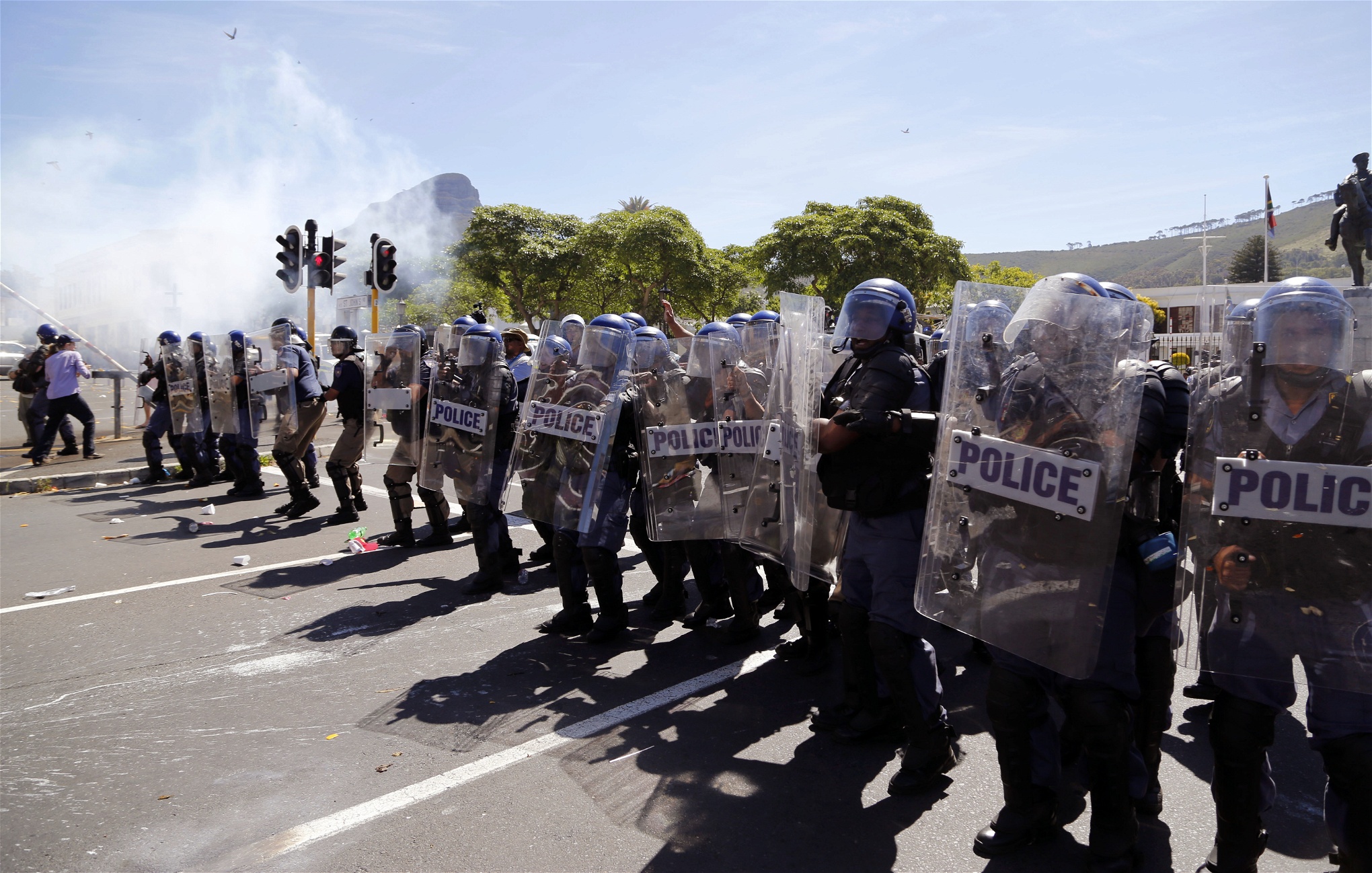 Kravallpolis i samband med demonstrationen i Kapstaden i onsdags. De hundratals studenter som deltog i protesten fick chockgranater kastade på sig av polisen.