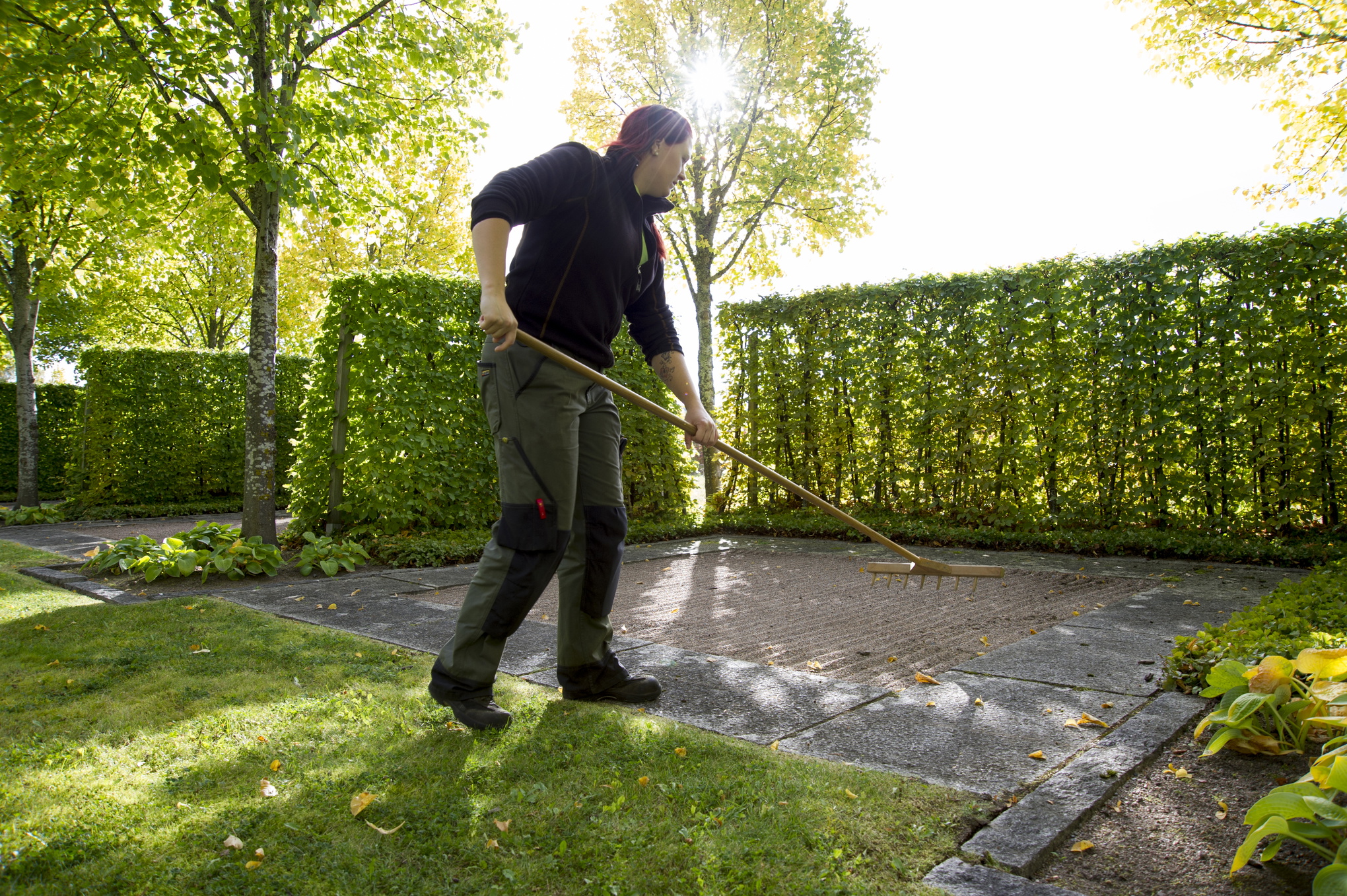 Annika Löfling växte upp med en pappa som är kyrkogårdsarbetare och började själv sommarjobba på Berthåga för tio år sedan. Sedan fem år tillbaka har hon fast anställning och däremellan har hon hunnit utbilda sig till trädgårdsmästare.