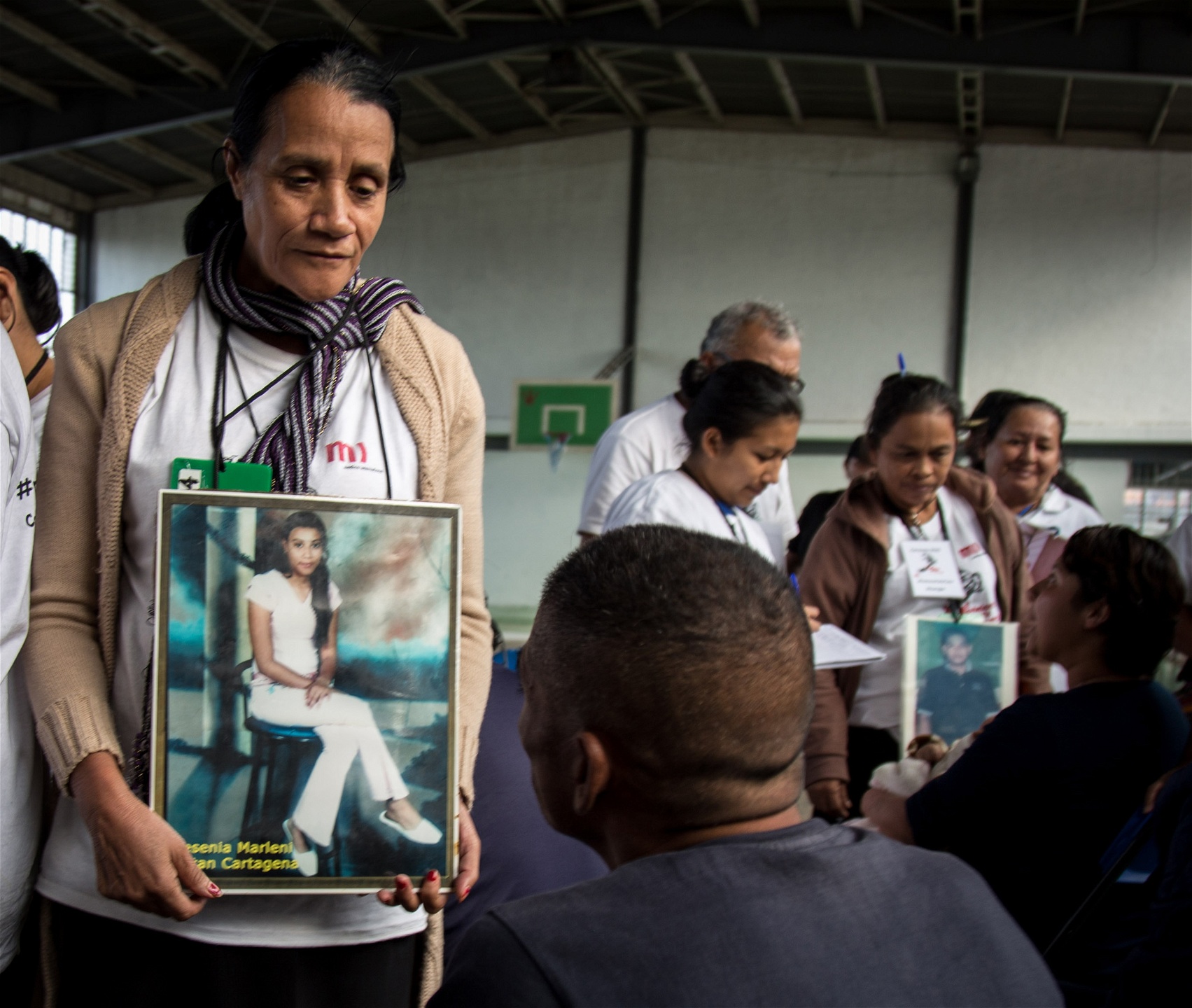Priscila Cartagena från Tegucigalpa frågar en honduransk fånge om han känner igen hennes dotter Yesenia, som försvann för över ett decennium sedan. Yesenia lämnade sin egen dotter med sin mormor: ”Hon frågar när hennes mamma ska komma tillbaka och jag säger alltid ’nästa år eller nästnästa’.” 