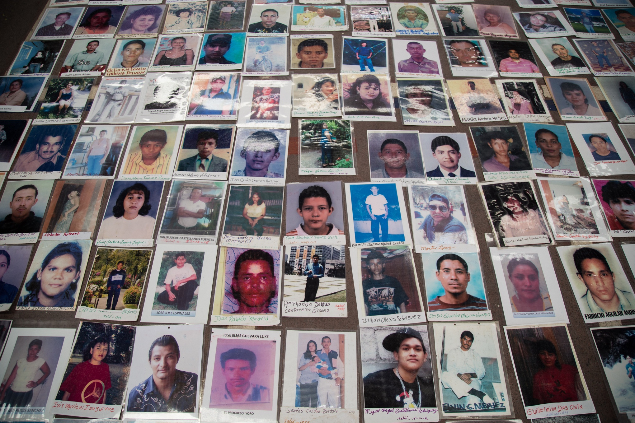 Mödrarnas organiation har listor med över 3 000 försvunna migranter av vilka de funnit drygt 100. Med varje årlig karavan kommer fler porträtt och fler mödrar som letar efter sina kära.