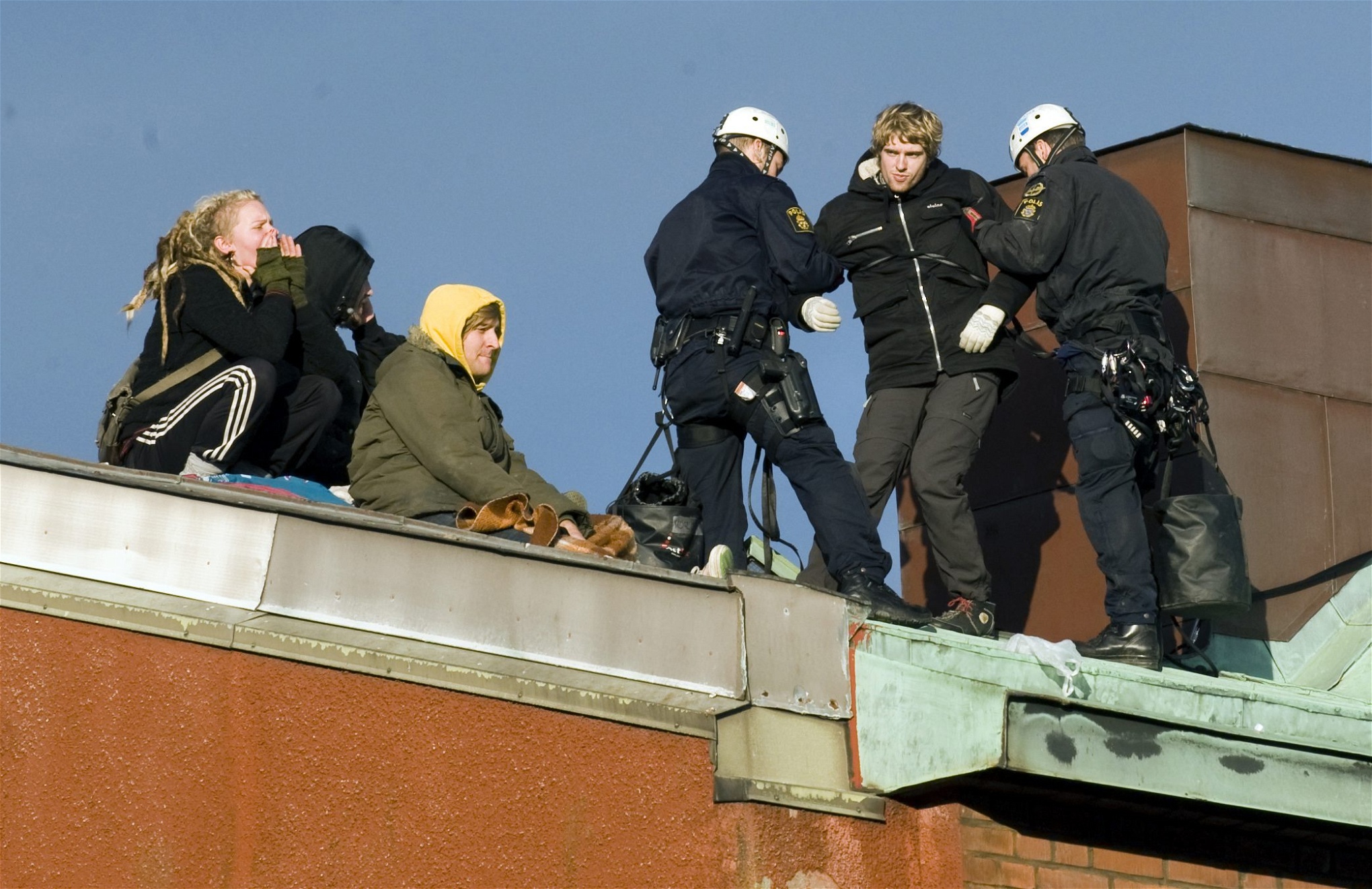 Polisen avhyste i november 2008 husockupanter som intagit ett tvåvåningshus på Holländareplatsen i Göteborg. Polisen tog ned de fyra sista ockupanterna med hjälp av linor.