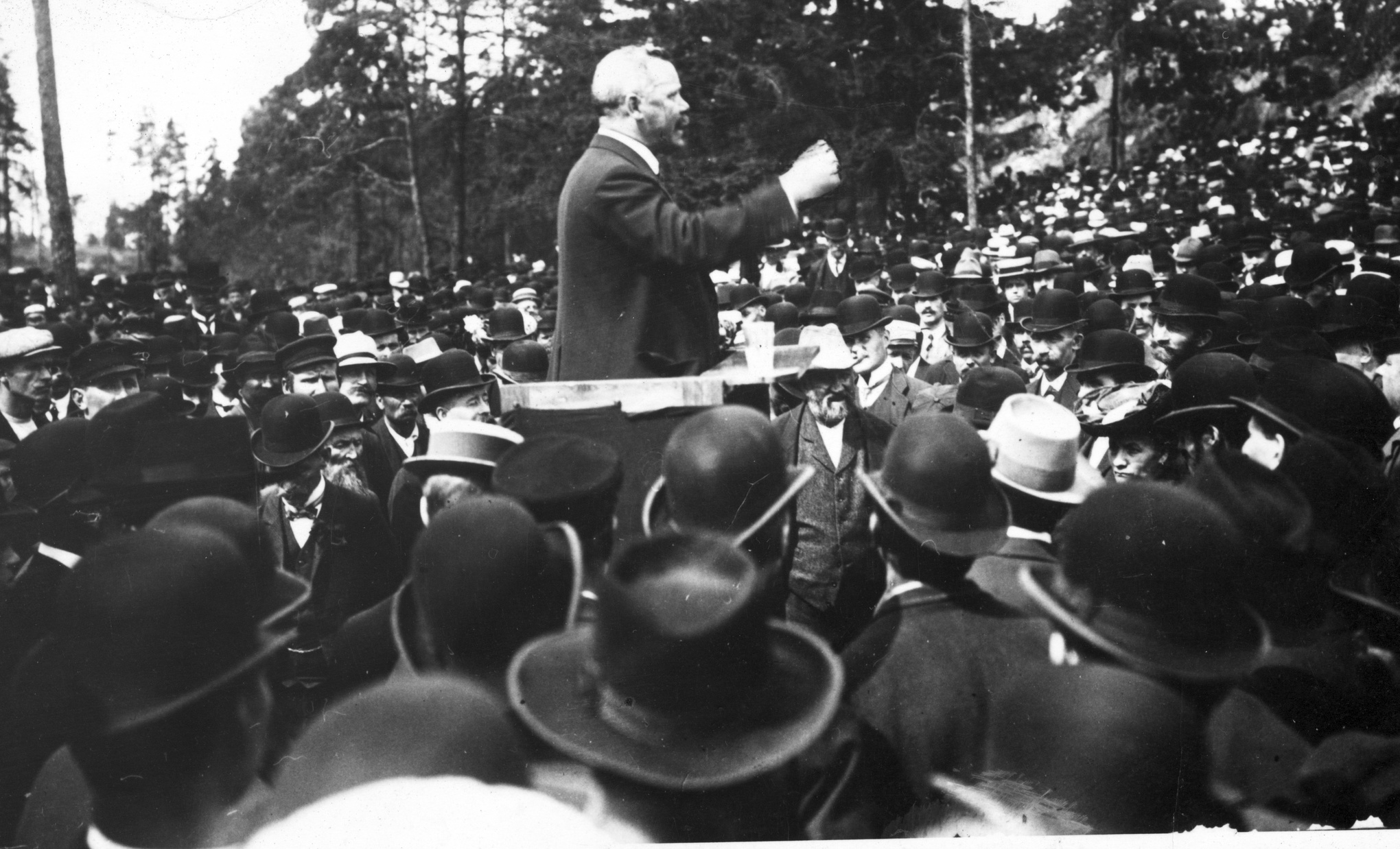 300 000 arbetare gick ut i strejk i augusti 1909. Strejken pågick i en månad. Här har några av de strejkande samlats till kampanjmöte i Stockholm.