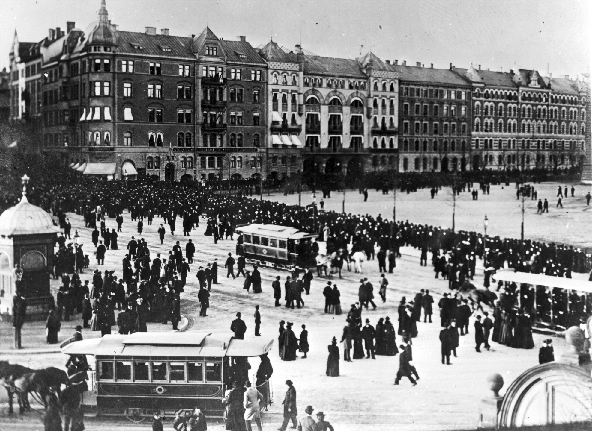 Rösträttsdemonstration på Norra Bantorget i Stockholm 1902. Demonstrationerna utmynnade i vissa fall i kravaller, en av de konfrontationssituationer som tas upp i Politik underifrån.