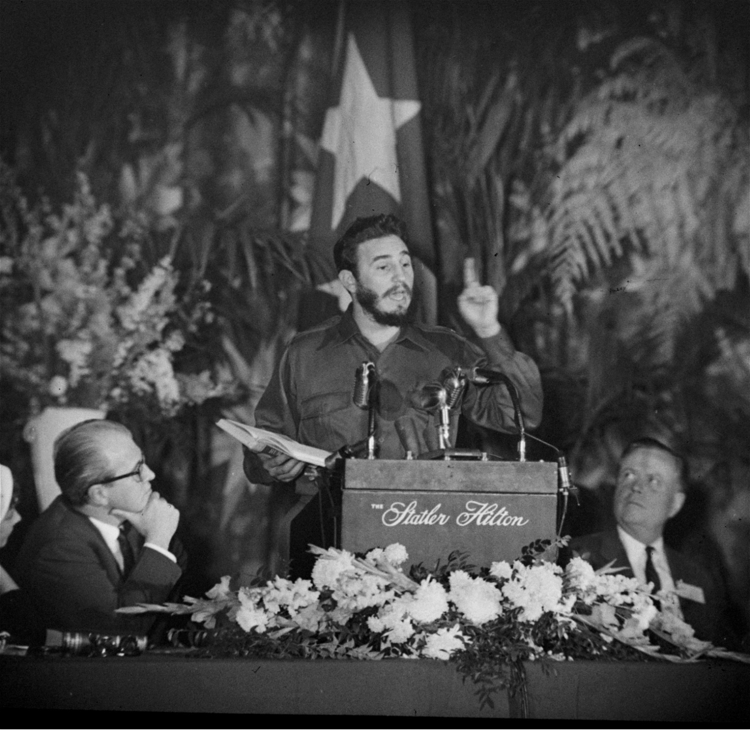 En 32-årig Fidel Castro talar i april 1959 inför American Society of Newspaper Editors i Washington i USA. Flera medier har de senaste dagarna beskrivit Castros revolution som kommunistisk, vilket är helt felaktigt.