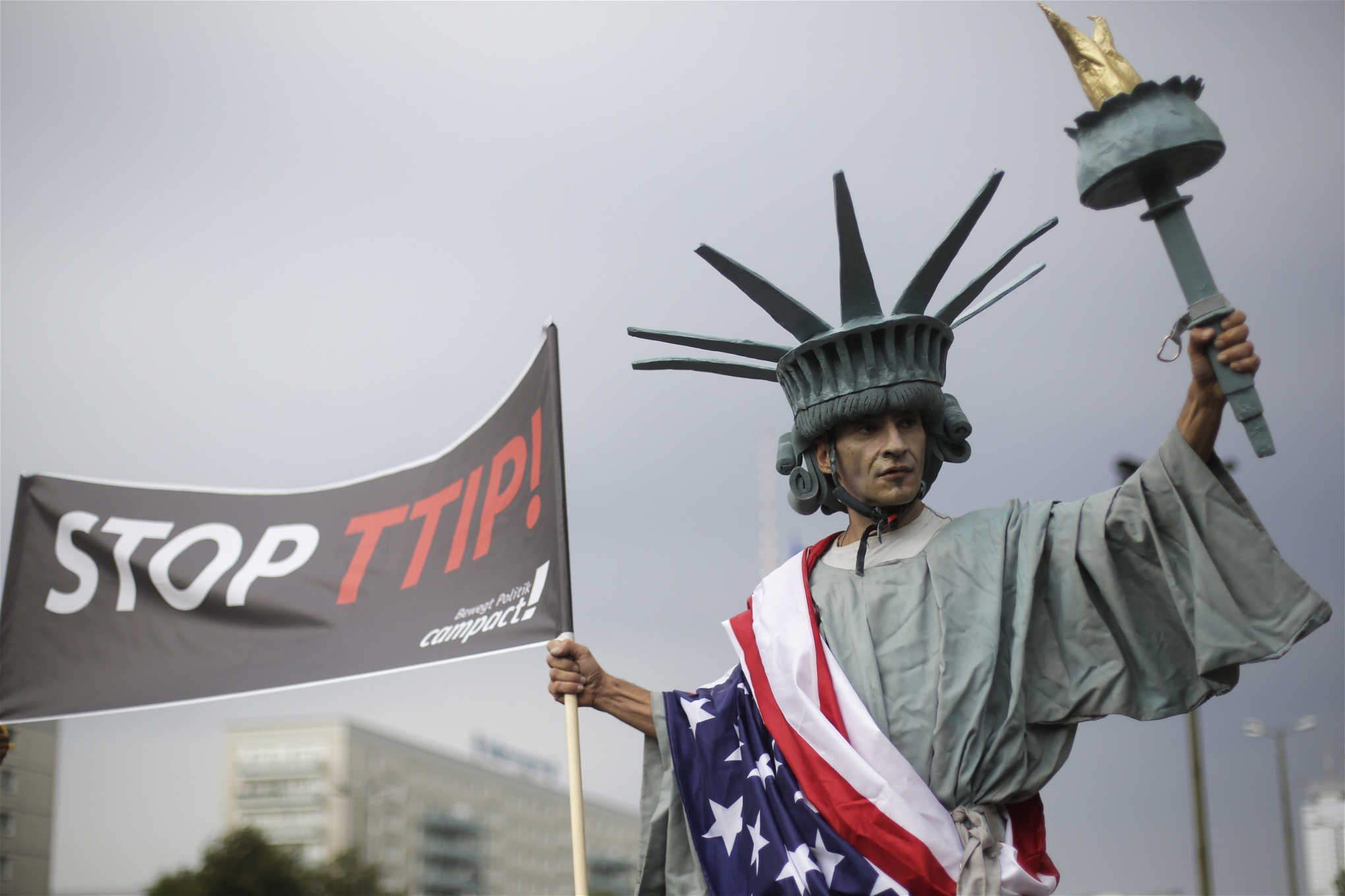 ”Företagsstaten” är ett begrepp vars syfte är att benämna den makt som utövas över den globala ekonomin genom bland annat frihandelsavtal som tilltänkta TTIP och TPP. Bild från demonstration mot TTIP i Berlin den 17 september i år.