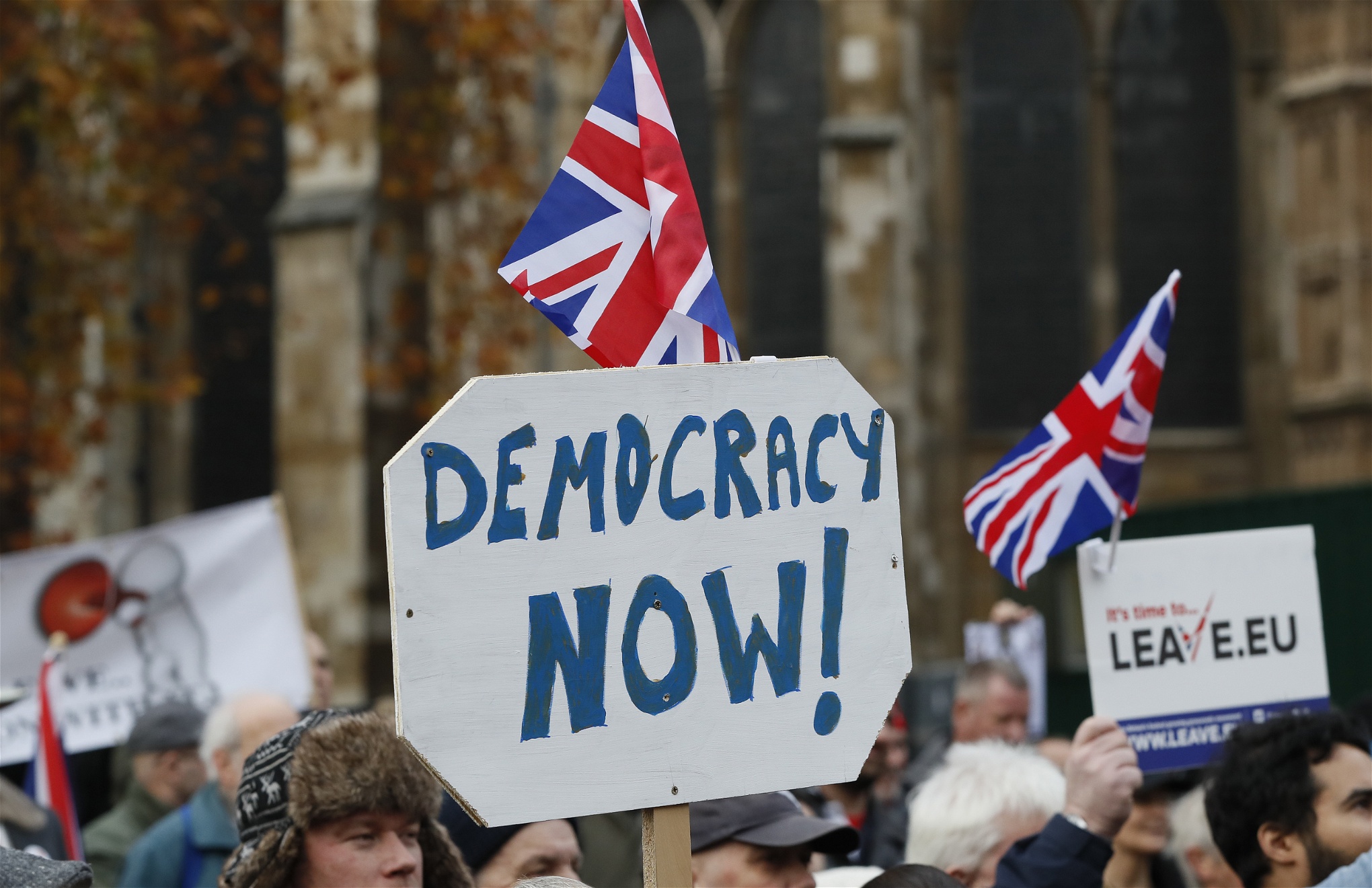 Brexit-anhängare viftar med flaggor utanför parlamentet i London i november.