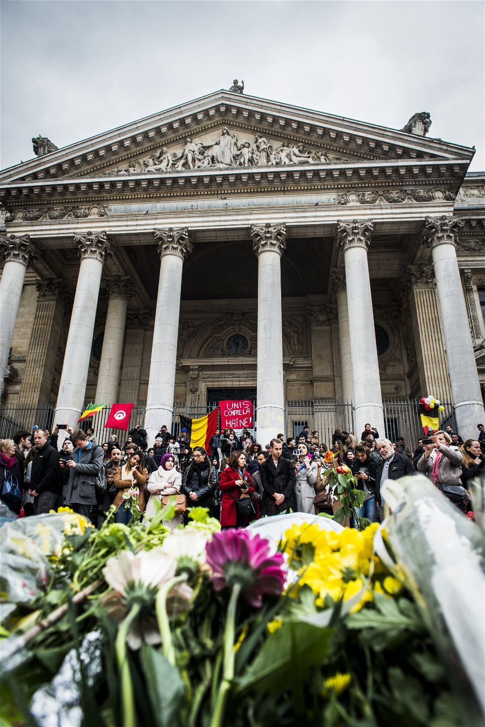 Människor samlas på Place de la Bourse i centrala Bryssel för att tända ljus, lämna blommor och minnas de som föll offer för terrorattentaten mot tunnelbanan och flygplatsen den 22 mars.