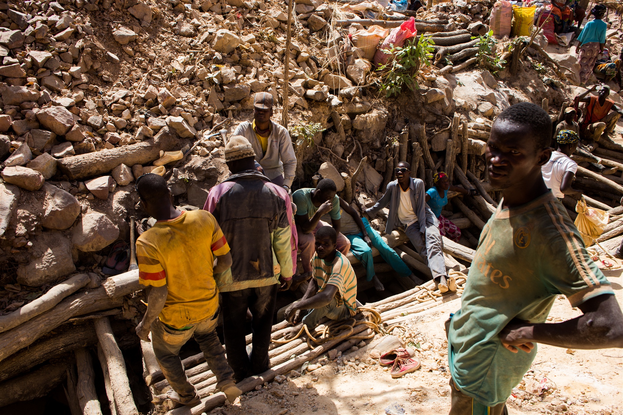 Ingen leder guldgrävararbetet utanför Kéniéba – alla gräver på eget initiativ, vilket skapar en kaotisk situation. 

