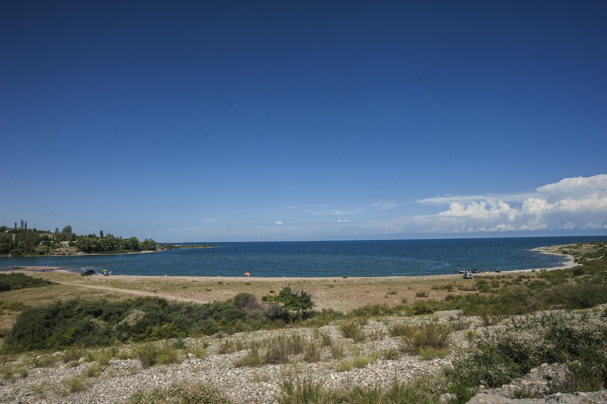 Issyk-kul är världens näst största alpina sjö. Dess skönhet står i stark kontrast till guldgruvan som ligger uppe i bergen söder om sjön på 4 000 meters höjd – den enda i världen som är belägen på en glaciär.