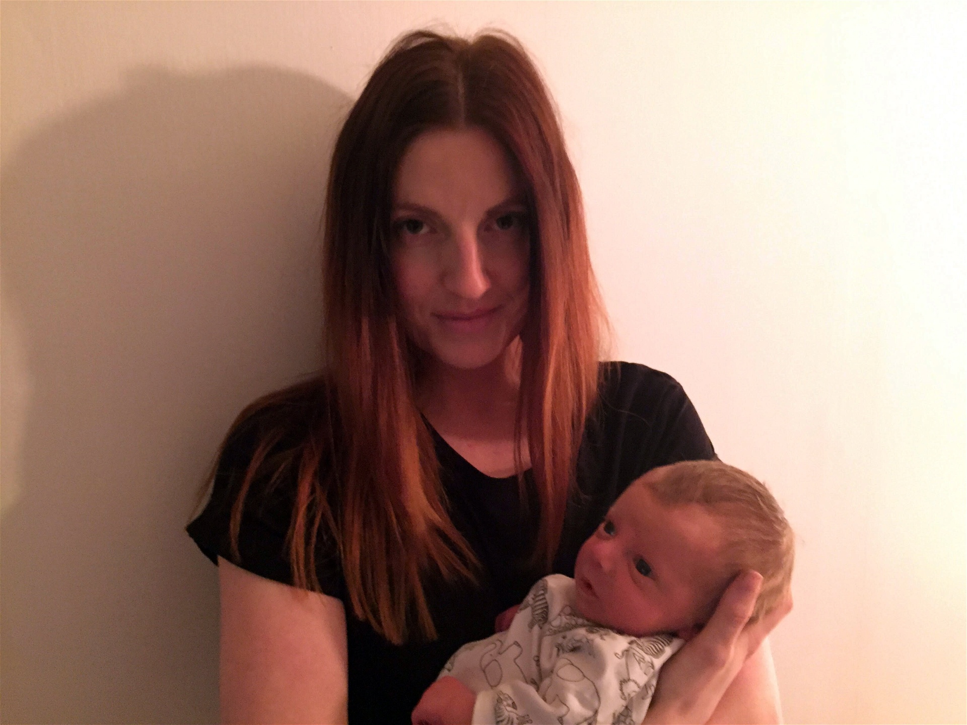 Anna-Marica Ek tillsammans med hennes två veckor gamle son.