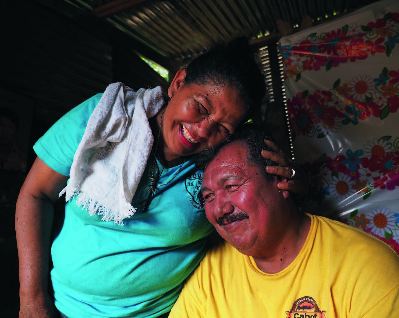 Carmen Ríos har många gånger blivit allvarligt hotad för sitt arbete för sockerrörsarbetarnas
rättigheter. Här tillsammans med vännen och livvakten Jesus Castellón,
själv svårt njursjuk. ”Vi är som en tidsinställd bomb. Antingen drabbas våra njurar, lungor eller så är det levern eller hörseln”, säger Carmen Ríos.