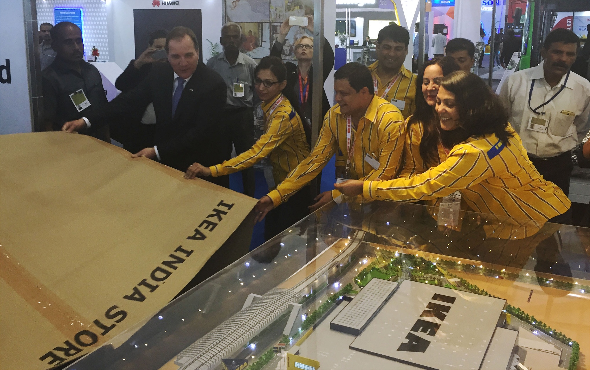 Sveriges statsminister Stefan Löfven hjälper till att avtäcka en modell av Ikeas kommande varuhus i Indien. Möbeljätten hoppas ha 25 varuhus i Indien 2025. 