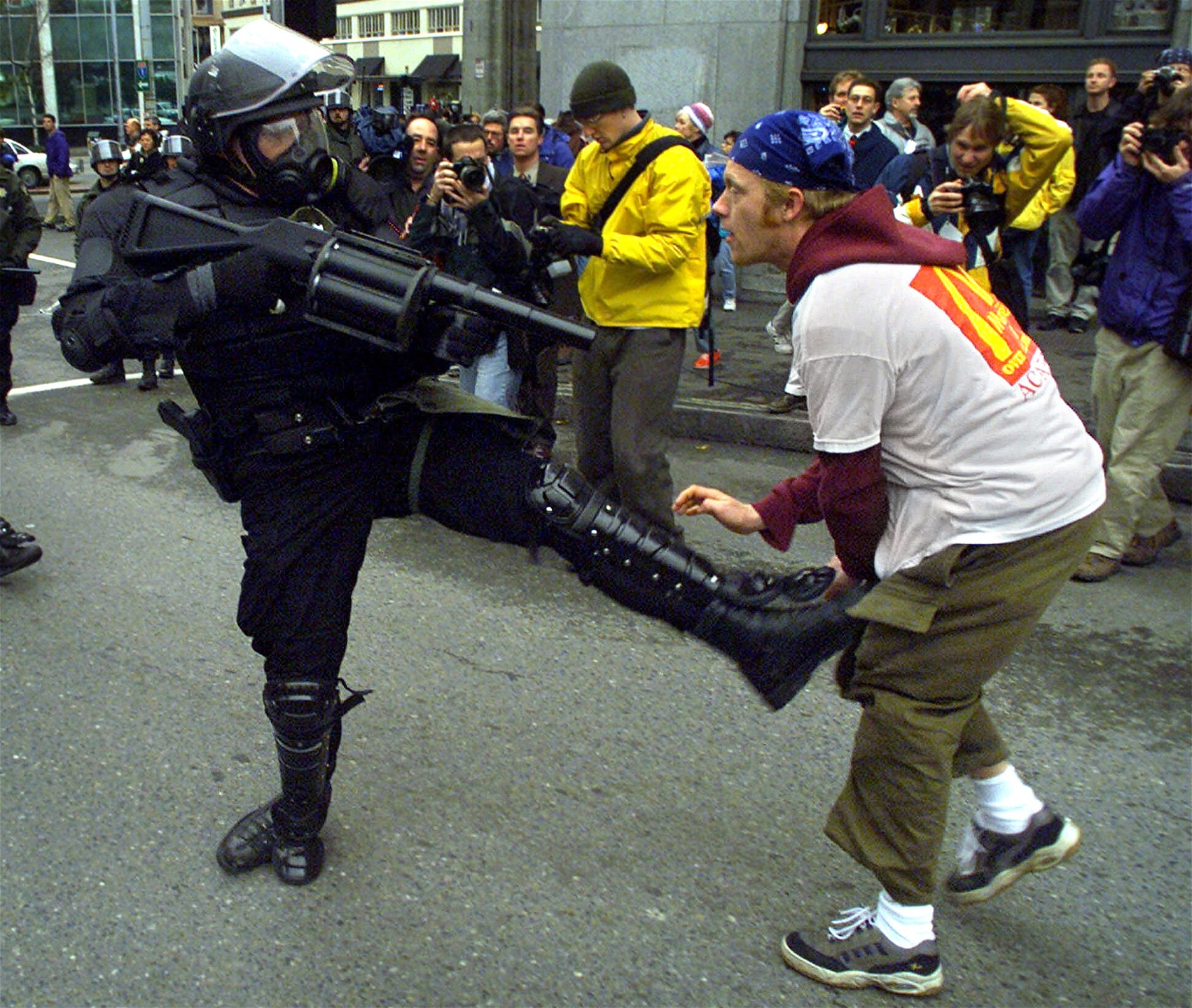 Hundratusentals demonstranter sam­lades åren runt millennieskiftet vid politiska toppmöten världen över och krävde eko­nomisk omfördelning. Näringslivets svar blev CSR. Anti-WTO-demonstration i Seattle 1999. 
