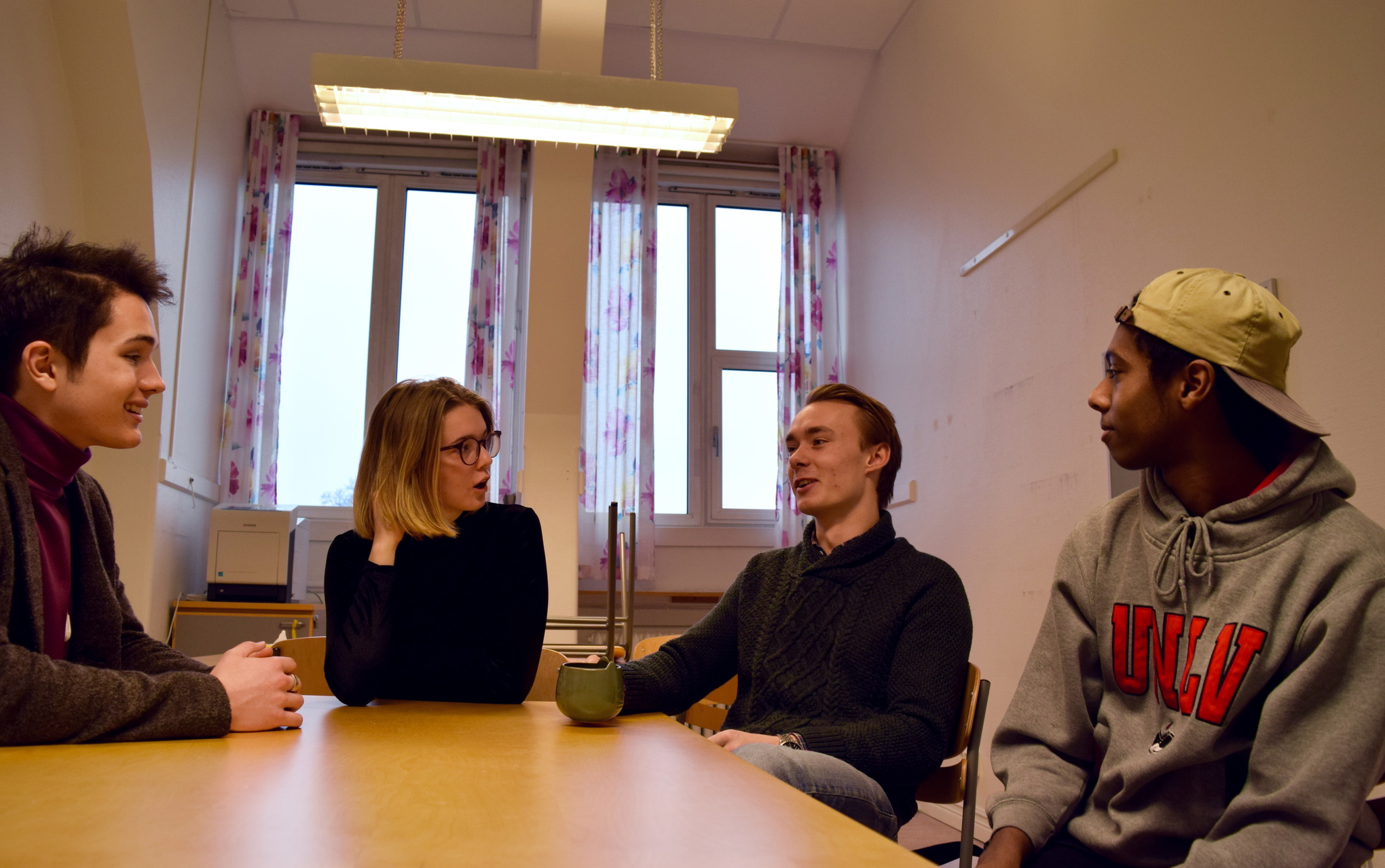 Enligt Buster Löfgren, Hedda Gabrielson, Carl Skoog och Yafet Suleman är skolans viktigaste uppgift att vägleda inför framtiden så att eleverna vet hur samhället fungerar.