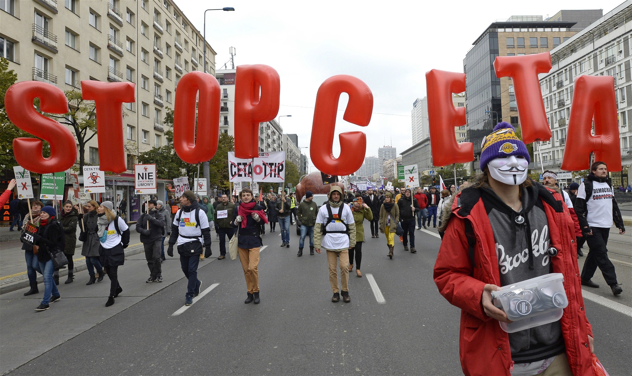 Demonstration mot frihandelsavtalen i Warszawa i oktober förra året. 