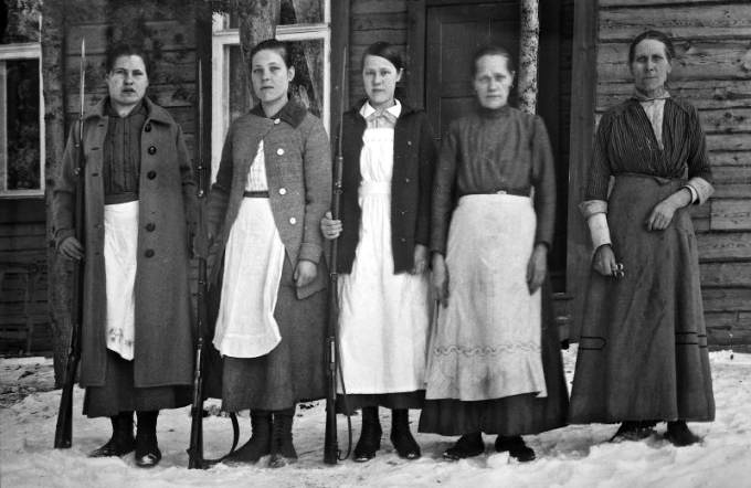 Kvinnor ur ett av de röda gardena vid tiden för finska
inbördeskrigets utbrott. De tillfångatagna kvinnliga rödgardisterna
uppges ha varit särskilt hatade av den segrande vita sidan vid
krigsslutet och åtskilliga dog i fånglägren.