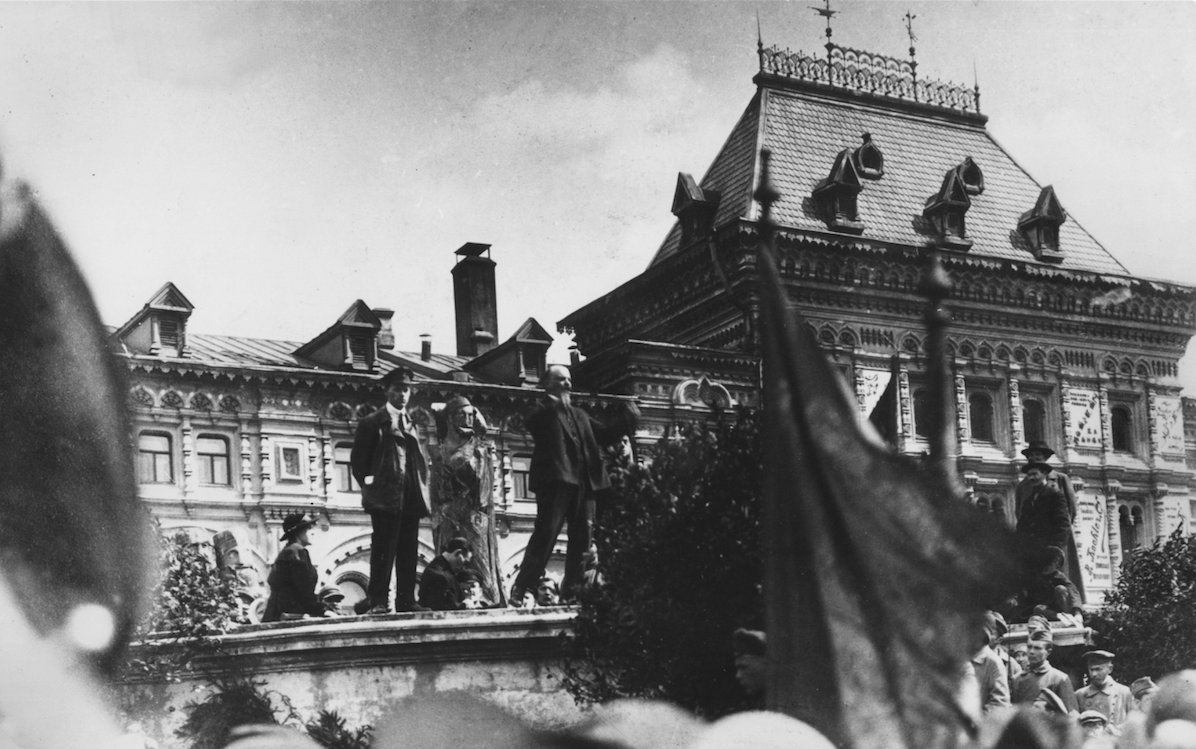 Den 26 oktober 1917 attackerar bolsjevikstyrkorna tsarens vinterpalats i Petrograd, nuvarande Sankt Peters­burg. På fotot ses Lenin tala till folkmassorna i Moskva.