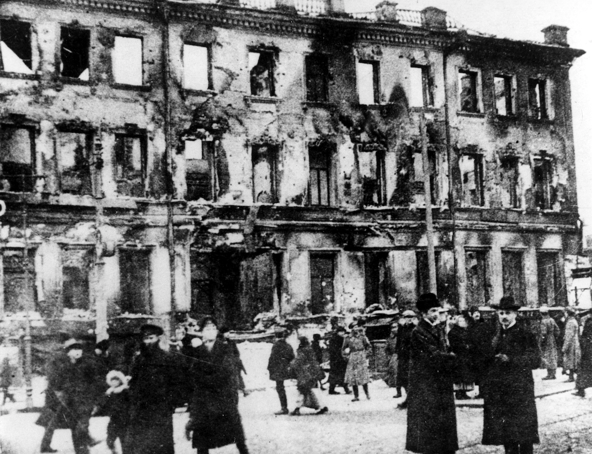 Petrogradbor framför ruinerna av det kejserliga palatset, i februari 1917.