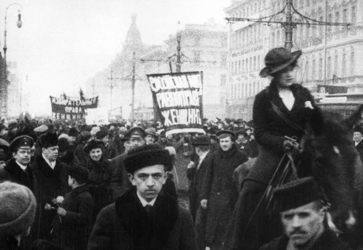 Den 8 mars (den 23 februari enligt den dåva­ran­de ryska kalendern), på internationella kvinno­­dagen, marscherar kvinnor genom Petro­grad för att demon­strera för likaberät­tigande. Många arbetare anslöt sig till dem och krävde bröd.