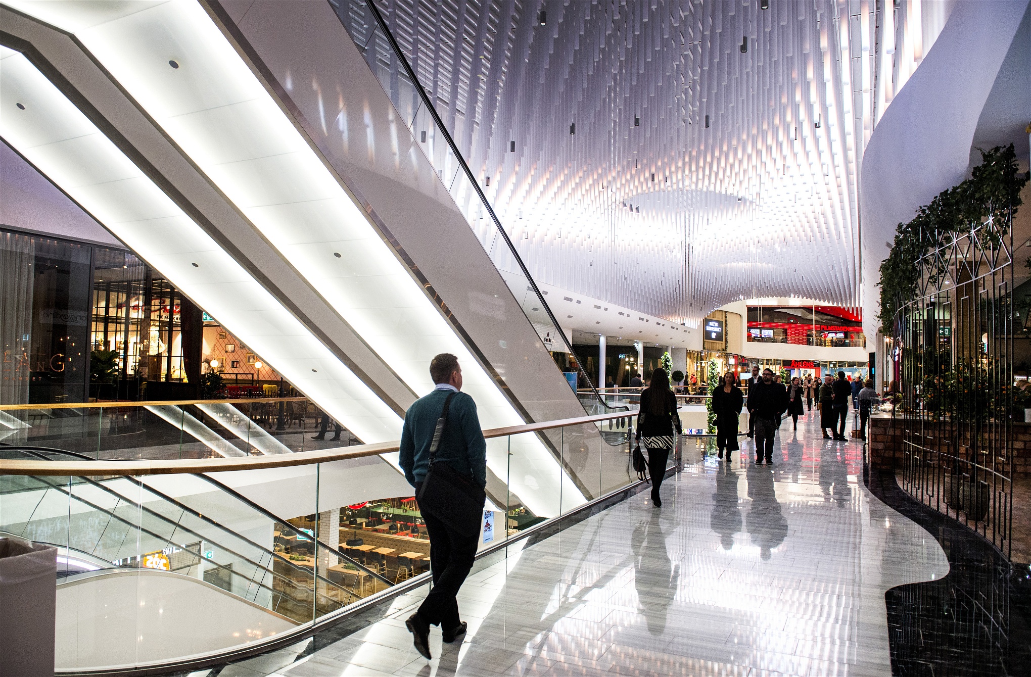 Den genomgripande kommersialiseringen av samhällslivet har urholkat befolkningens politiska engagemang, menar Wolfgang Streeck. På bilden Mall of Scandinavia i Solna, Skandinaviens största galleria, invigd 2015.
