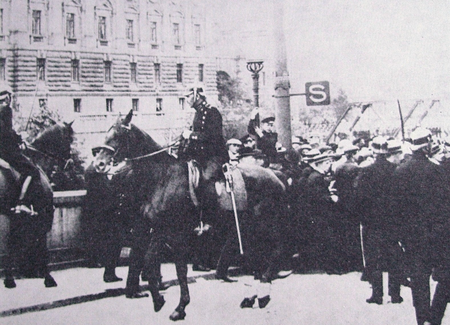 Den 5 juni attackerades hungerdemonstranterna på Gustav Adolfs torg i Stockholm våldsamt av ridande polis.