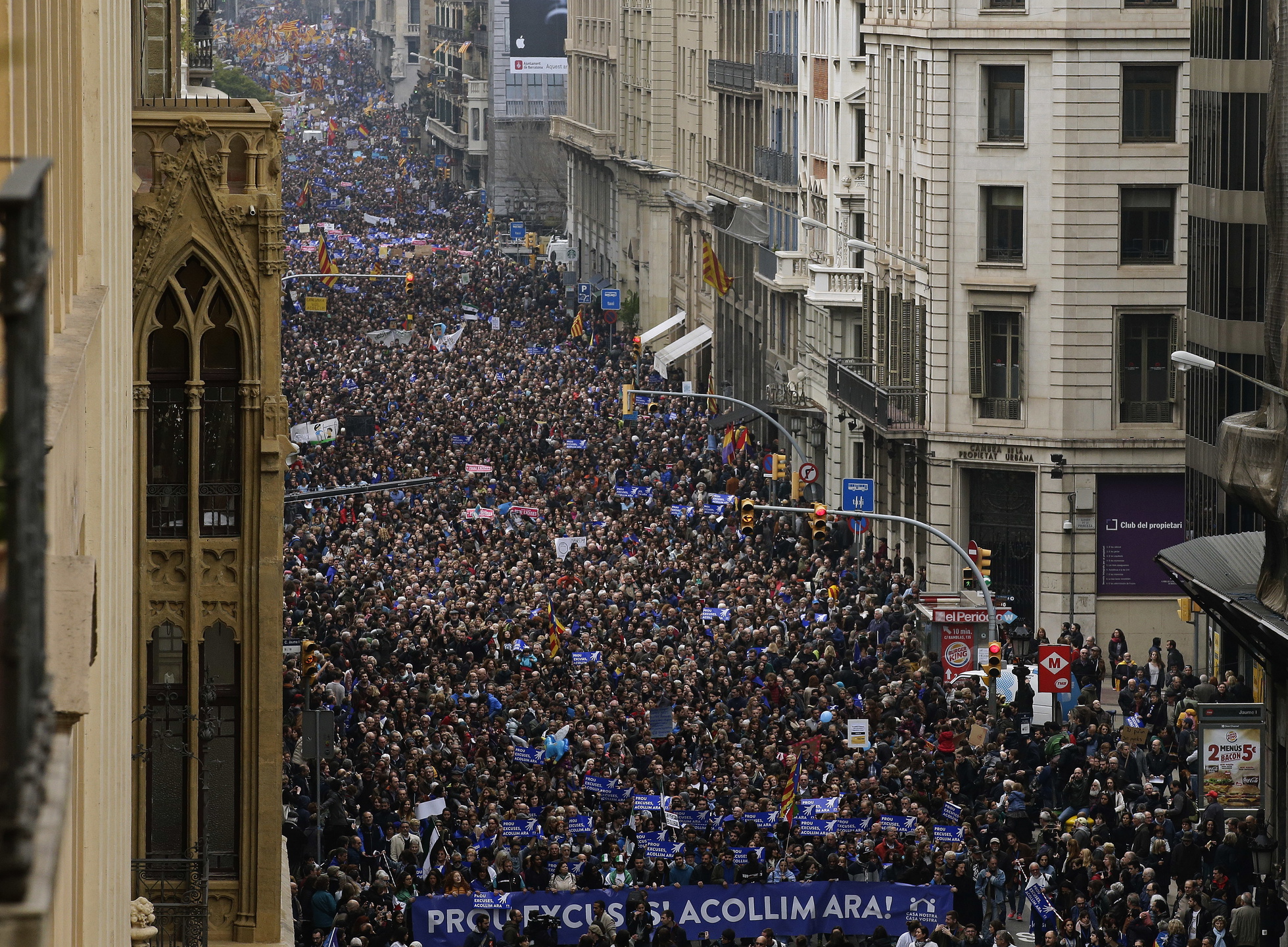 Demonstranternas inställning har stöd i den katalanska administrationen, framför allt hos Barcelonas borgmästare Ada Colau.