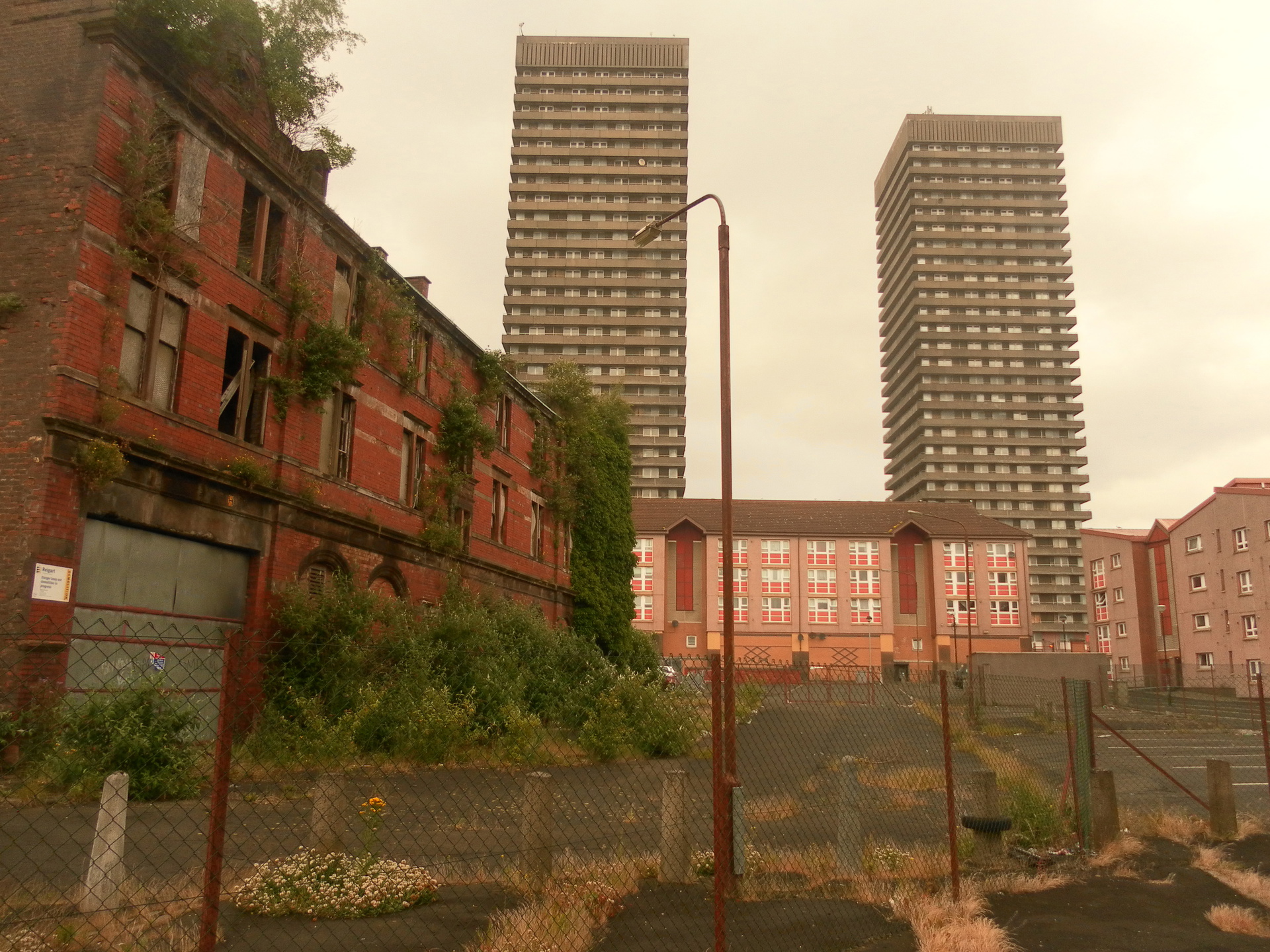 Stadsdelen Calton i Glasgow har i många år bebotts av irländska migranter och arbetarklass, och varit kraftigt fattigdomsdrabbat. Hit går hälften av auktionspengarna från T2. 