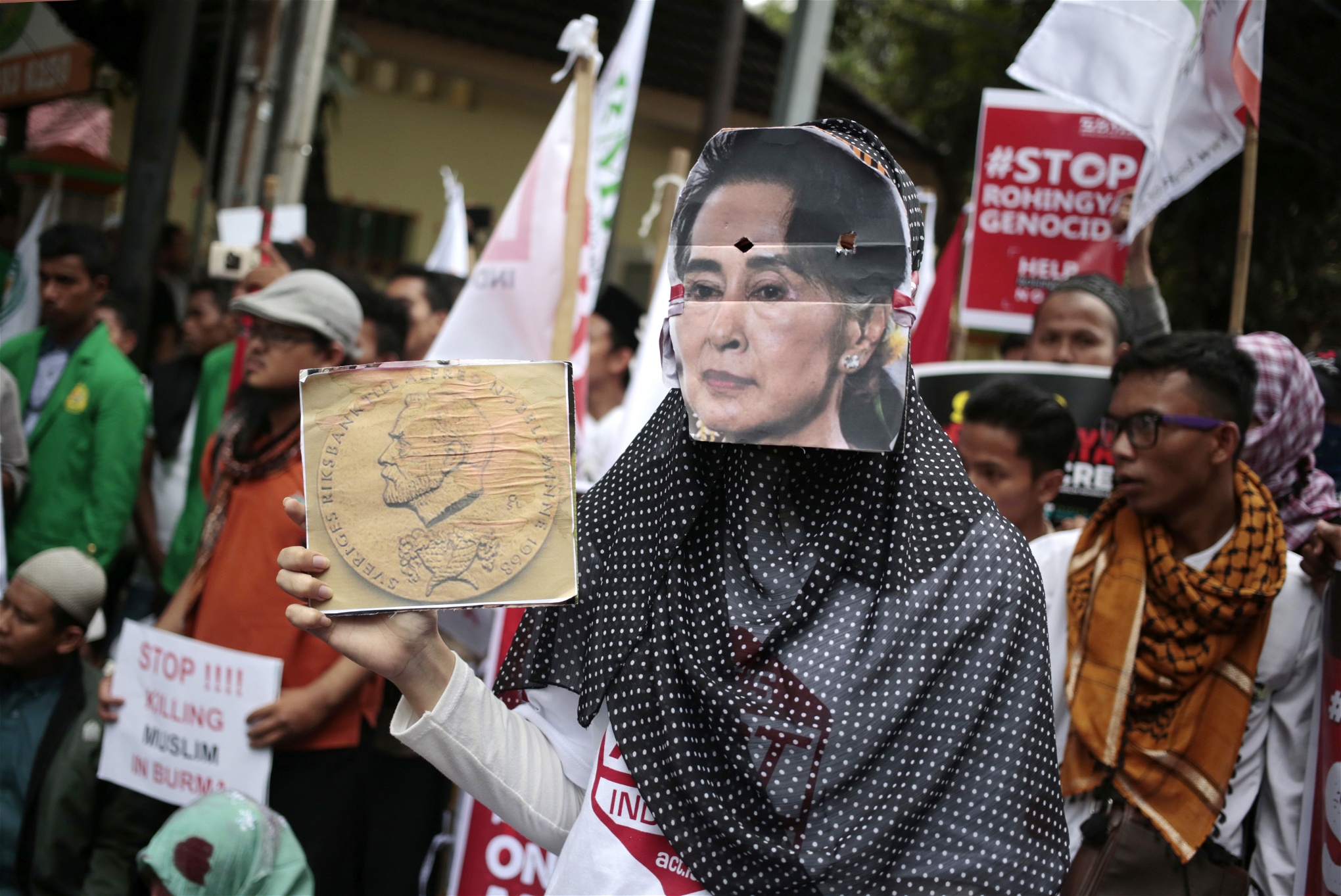 Burmas folkvalda ledare Aung San Suu Kyi kritiseras för att hon inte står upp för landets minoriteter. Här en protest utanför Burmas ambassad i Jakarta i Indonesien i november.