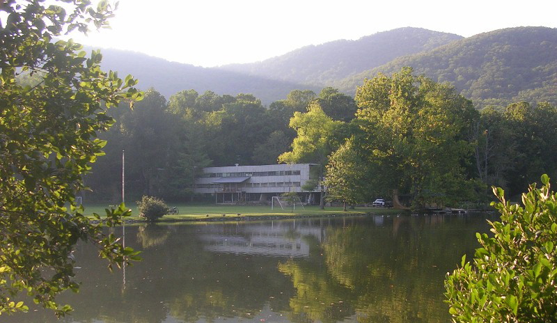 Black Mountain Colleges Lake Eden-campus, i bruk mellan 1941 och 1957. Black Mountain en betydelsefull roll i inte bara USA:s kulturella liv, utan långt utanför landets gränser.