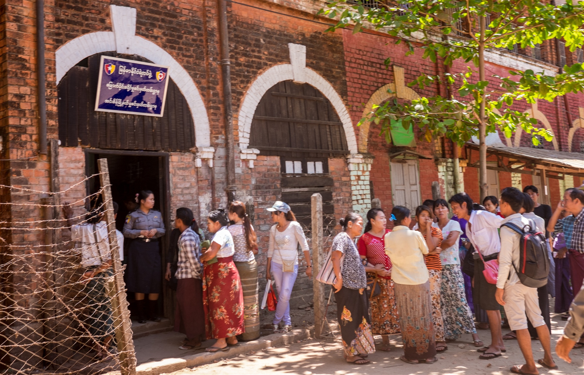 Utanför domstolen i Insein, Rangoon, väntar oroliga föräldrar och vänner på att få träffa sina närstående.