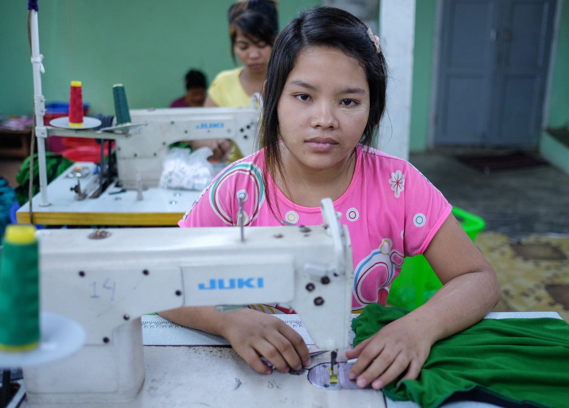 18-åriga Thazin Shwe avskedades från E-Land efter strejkerna i februari. Med de nya färdigheter hon får här hoppas hon snart kunna hitta ett nytt jobb där hon kan få bättre lön. På E-Land tjänade hon 60 dollar i veckan.