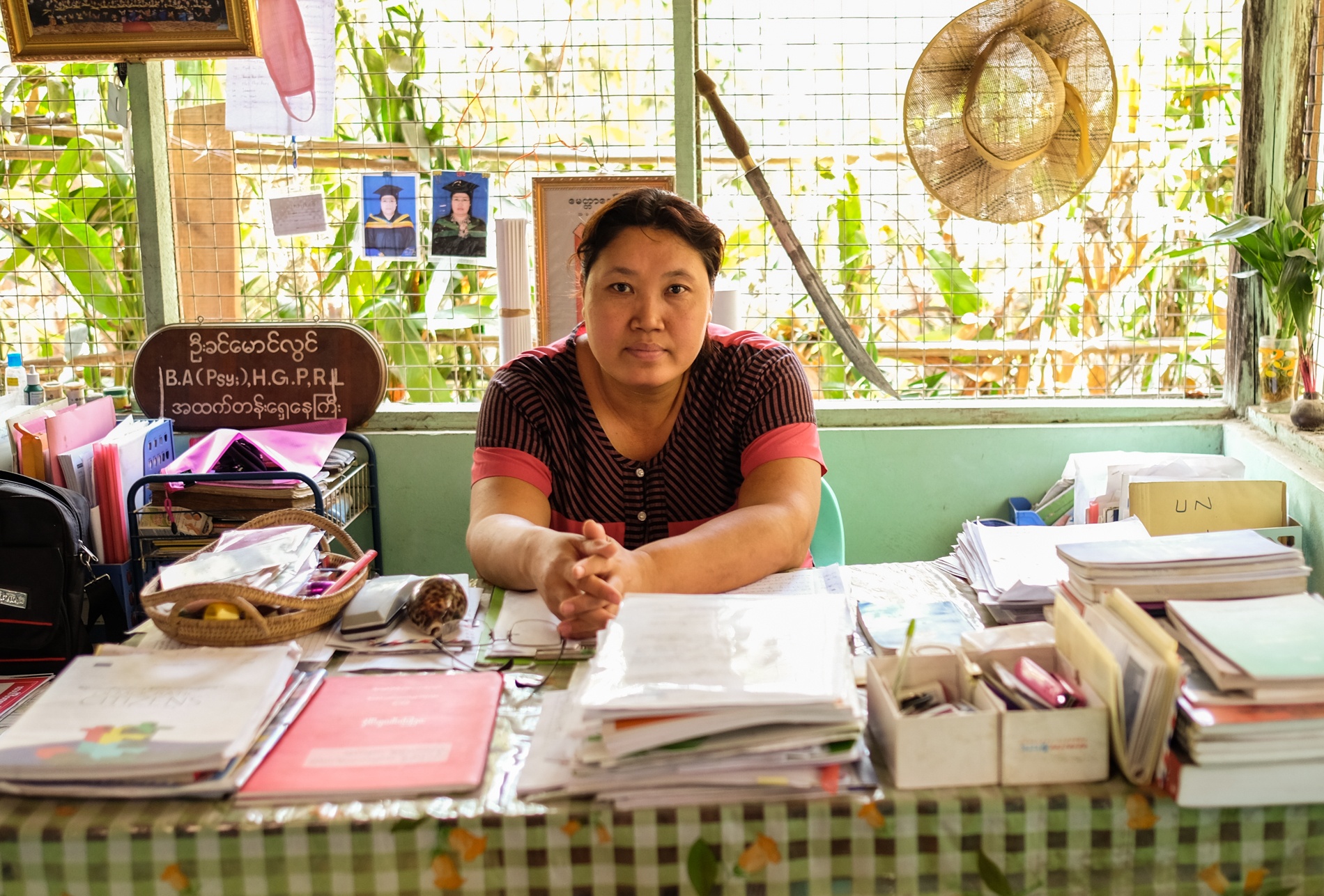 Myo Myo Aye driver sin lilla fabrik som ett socialt företag: hon anställer textilarbetare som avskedats efter strejker och utbildar dem i arbetsrätt och sömnadsteknik så att de kan hitta nya jobb.