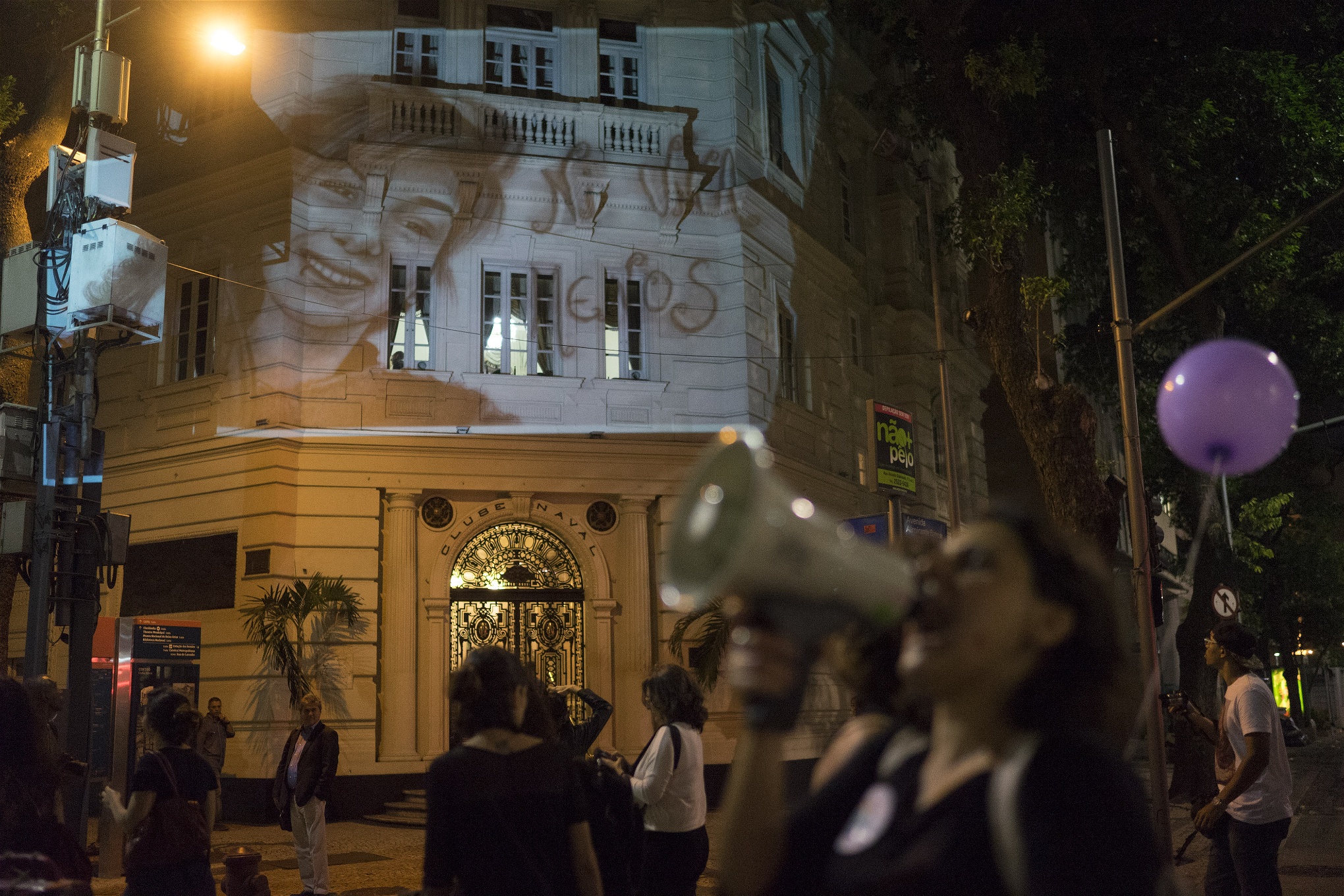Demonstration i Rio de Janeiro i Brasilien efter en gängvåldtäkt mot en kvinna i utkanten av staden i oktober 2016. På väggen en projektion av 16-åriga Lucía Pérez som i början av samma månad våldtogs av tre män, 23, 41 och 61 år gamla, i Mar del Plata, Argentina. 