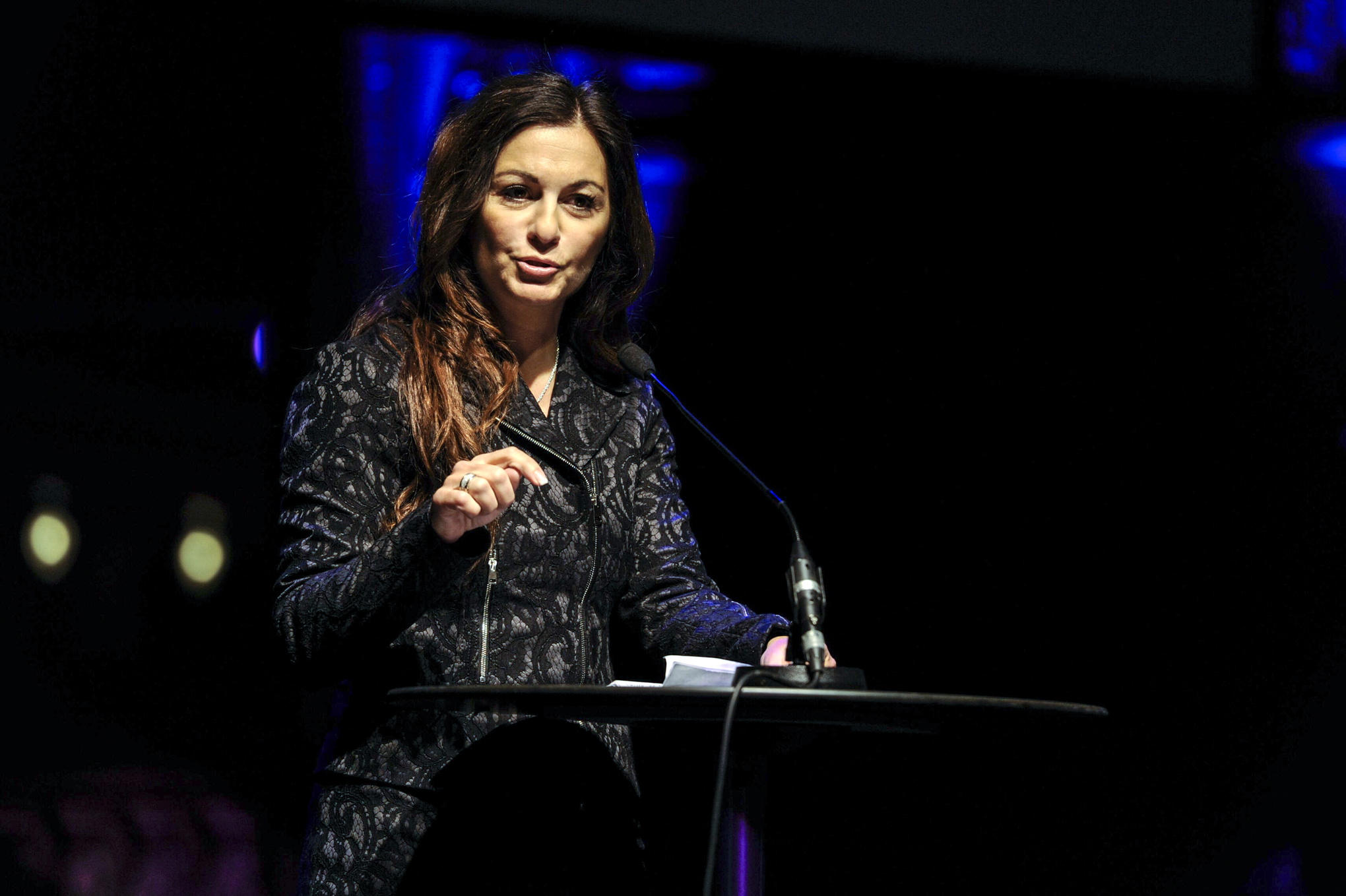 Advokat Elisabeth Massi Fritz, inriktad på hedersrelaterade dåd, talar på minneshögtiden för Fadime 2014.