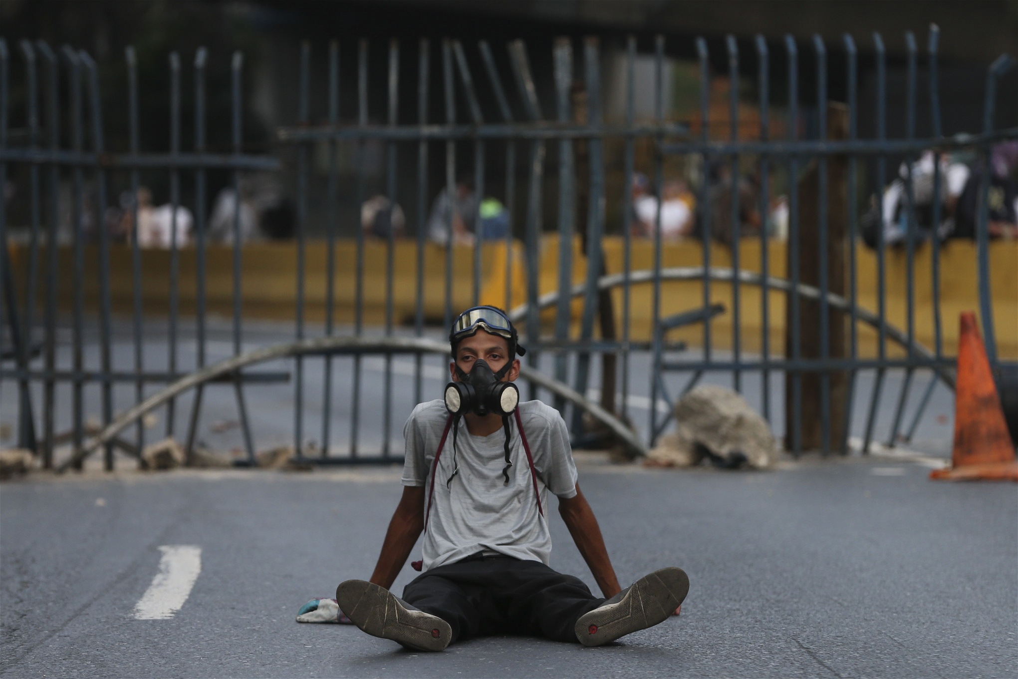 Mängder av människor i Venezuela tar till sittstrejker i protest mot den sittande regeringen.