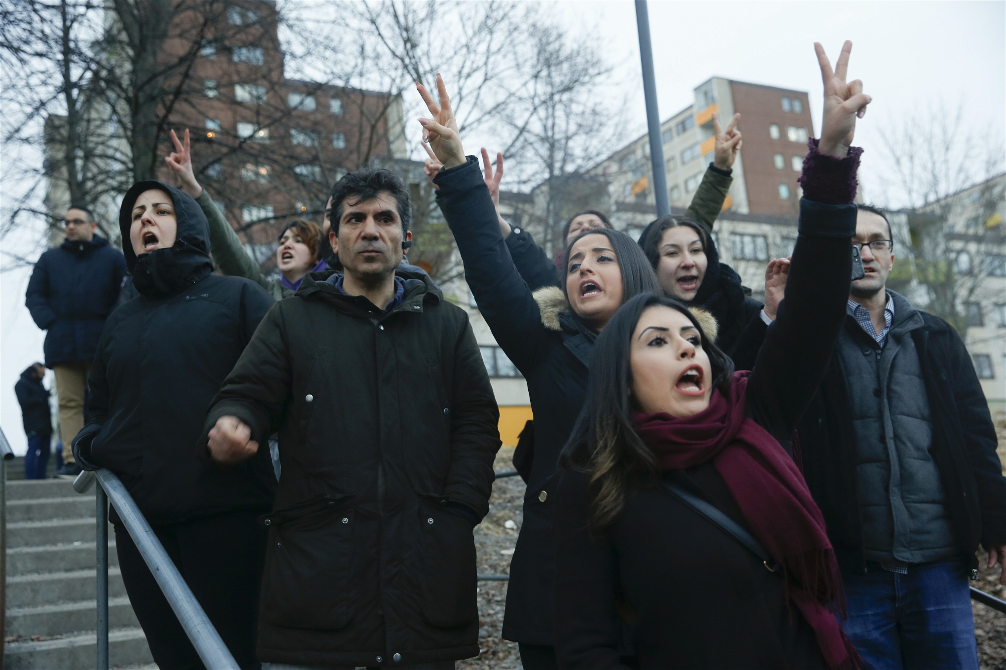 Protester vid AKP:s internationelle sekreterare Mehmet Mehdi Ekers tal i Fittja i södra Stockholm i mars. 