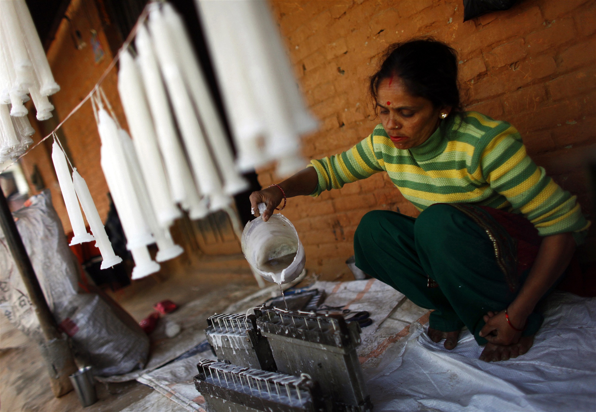 Fotogenlampor och stearinljus är vanliga i hem utan elektricitet, men de ger kliande ögon och rossliga lungor, framför allt hos kvinnorna, som ofta är ansvariga för arbetet i hemmet. Tillgång till elektricitet, från vattenkraft eller solkraft, är därför avgörande för människors hälsa i Nepal.