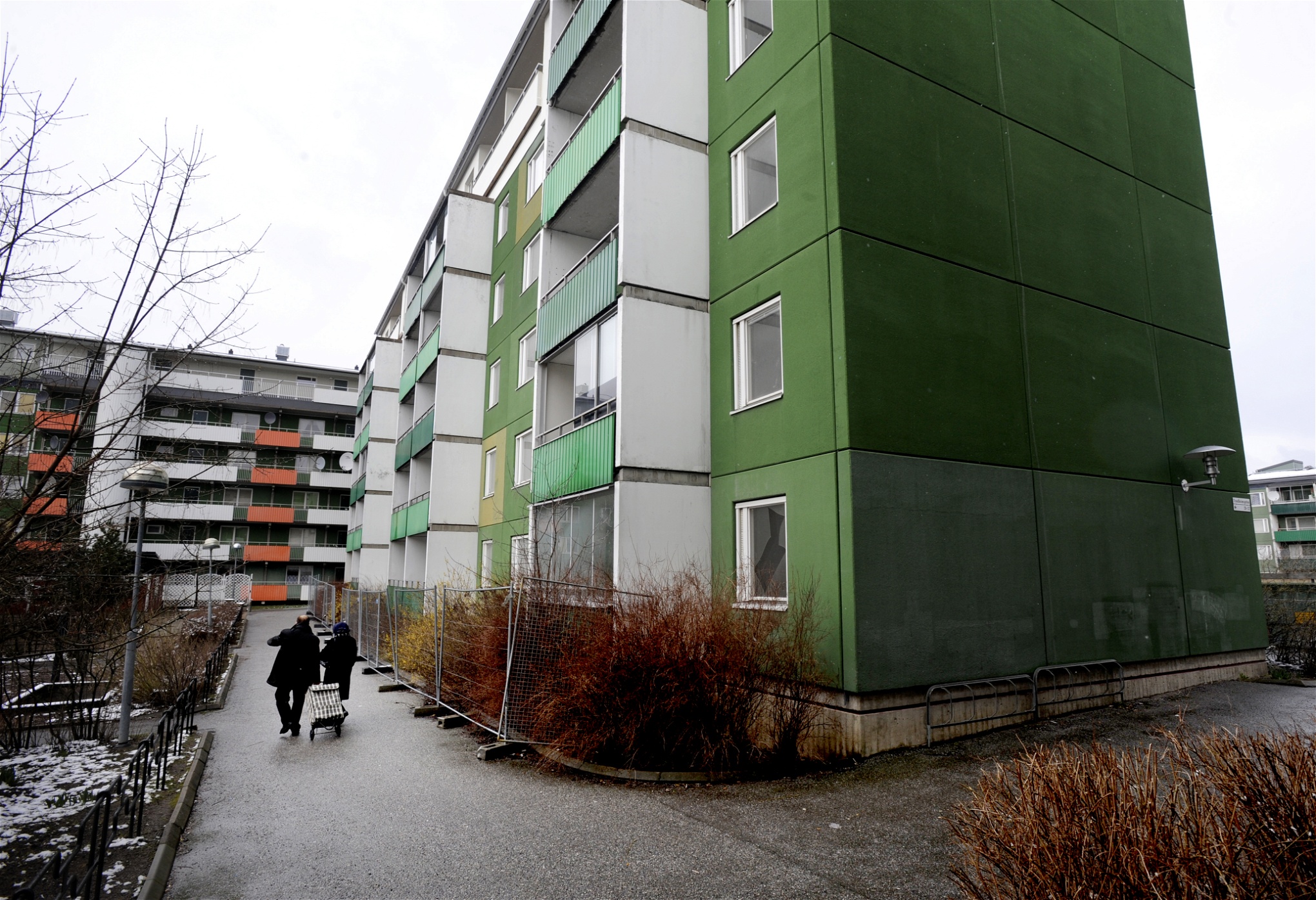 Husby i nordvästra Stockholm. Det är framför allt i de många hus som byggdes i miljonprogrammet mellan 
1965 och 1975 som asbest är vanligt förekommande i dag.