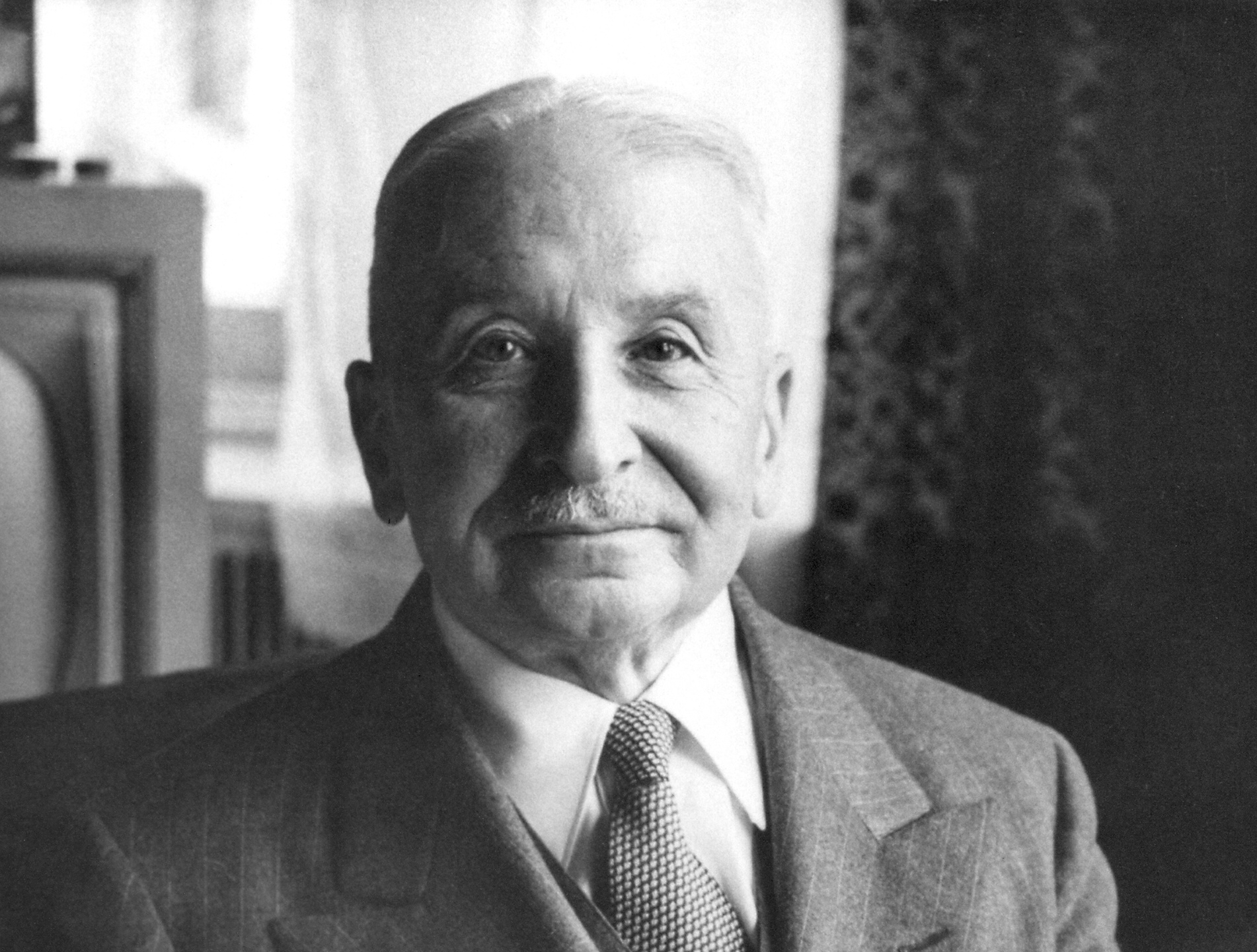 Vissa, inte minst de som inspirerats av den österrikiske ekonomen Ludwig von Mises, menar att även penningmängdens expansion förr eller senare slutar i en kollaps.