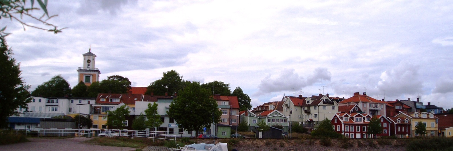Kan bostadsbrist förklara varför villapriserna mellan 2001 och 2010 ökade mer i Mora eller Mönsterås (bilden), som hade nästan obefintlig eller negativ befolkningstillväxt, än i Stockholm?