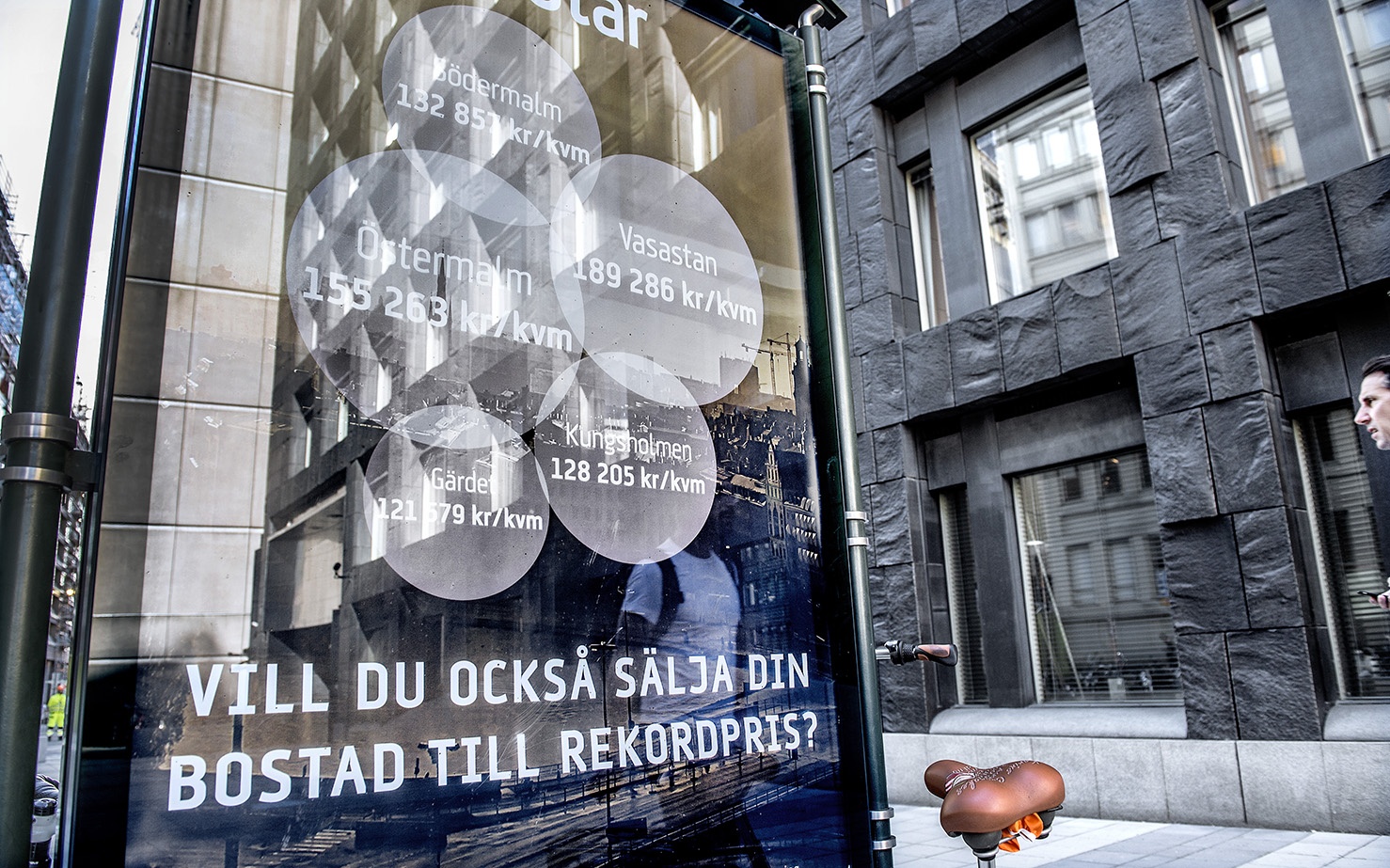 ”Under en kort promenad i centrala Stockholm möttes jag av stora annonstavlor från mäklarfirmor som undrade om jag också ville sälja min lägenhet till rekordpris.”